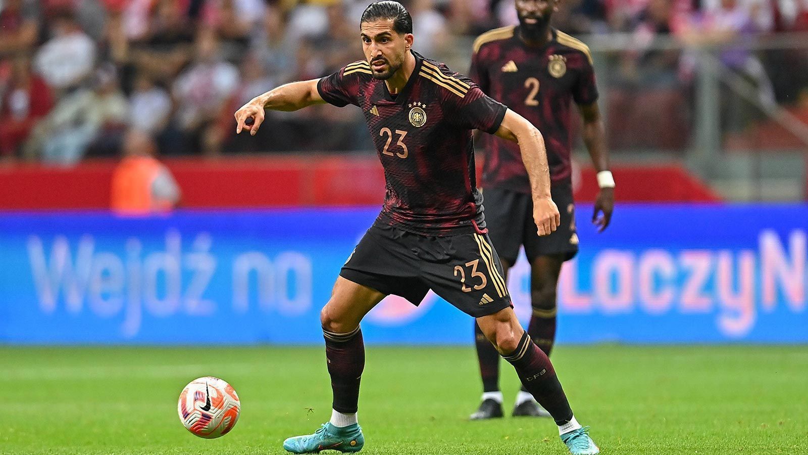 
                <strong>ZENTRALES MITTELFELD: Emre Can (6) </strong><br>
                Der große Vorteil des Dortmunders: Es gibt fast keine Konkurrenz auf seiner Position, weil nahezu alle deutschen Konkurrenten inklusive Kimmich zu offensiv agieren und daher die wichtigste Aufgabe als Abräumer vor der Abwehr regelmäßig vernachlässigen. Wenn Can die Form der Rückrunde halten kann, muss er daher auf der 6 die Nummer 1 sein. Alternativ hätte Union Berlins Rani Khedira schon längst zumindest eine Chance verdient. 
              