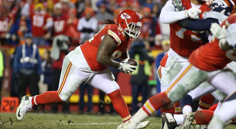 
                <strong>3. Kansas City Chiefs (11:4 / Vorwoche: 7)</strong><br>
                Schon vor dem 31:10-Sieg über den amtierenden Super Bowl-Champion Denver Broncos stand die Playoff-Teilnahme der Kansas City Chiefs fest. So konnte das Team von Headcoach Andy Reid frei aufspielen. Szene des Spiels: Nose Tackle Dontari Poe überraschte die Broncos mit einem überragenden Pass auf Tight End Demetrius Harris und ist mit einem Gewicht von 157 Kilogramm der schwerste NFL-Spieler, der je einen Touchdown-Pass geworfen hat. Nach dem Ausscheiden der Panthers und der Broncos stehen somit erstmals seit 2003 beide Super Bowl Teilnehmer des Vorjahres nicht in den Playoffs.
              