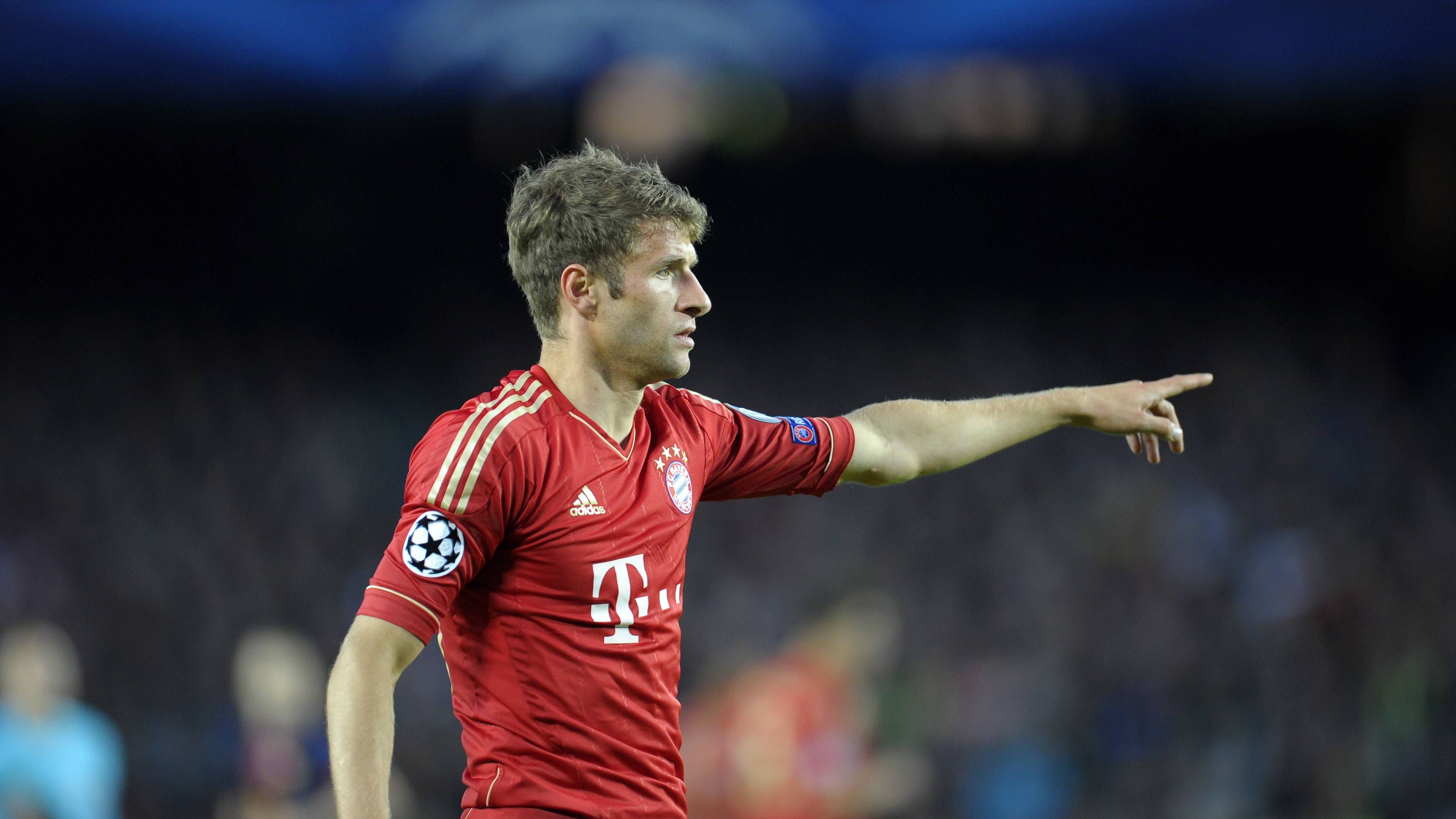 <strong>Alle Duelle zwischen Müller und Messi</strong><br>Messi war im Hinspiel schon angeschlagen, der Oberschenkel machte ihm Probleme. Im Rückspiel saß er deshalb 90 Minuten auf der Bank und musste mit ansehen, wie die Bayern 3:0 im Camp Nou gewannen. Müller erzielte in den beiden Halbfinal-Partien insgesamt drei Tore, der FC Bayern gewann am Ende der Saison das Triple.