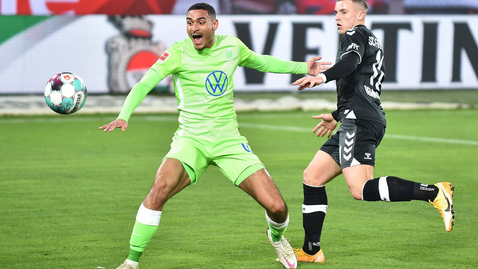 
                <strong>Maxence Lacroix (VfL Wolfsburg)</strong><br>
                Fünf Millionen Euro ließ sich der VfL Wolfsburg im Sommer die Dienste von Lacroix kosten – rückblickend ein absolutes Schnäppchen für den Mann aus Sochaux! In Windeseile avancierte der 20-Jährige zur Stammkraft in der Innenverteidigung und stand bei gerade einmal vier Pflichtspielen der Wölfe nicht über die volle Distanz auf dem Platz. Lacroix verteidigt humorlos und teilweise spektakulär, sein Marktwert schießt laut "transfermarkt.de" jetzt schon durch die Decke. "Das Prunkstück ist die Defensive", meinte Jörg Schmadtke vor einigen Wochen über den VfL. Ein wichtiger Faktor für diese Aussage: Shootingstar Lacroix.
              