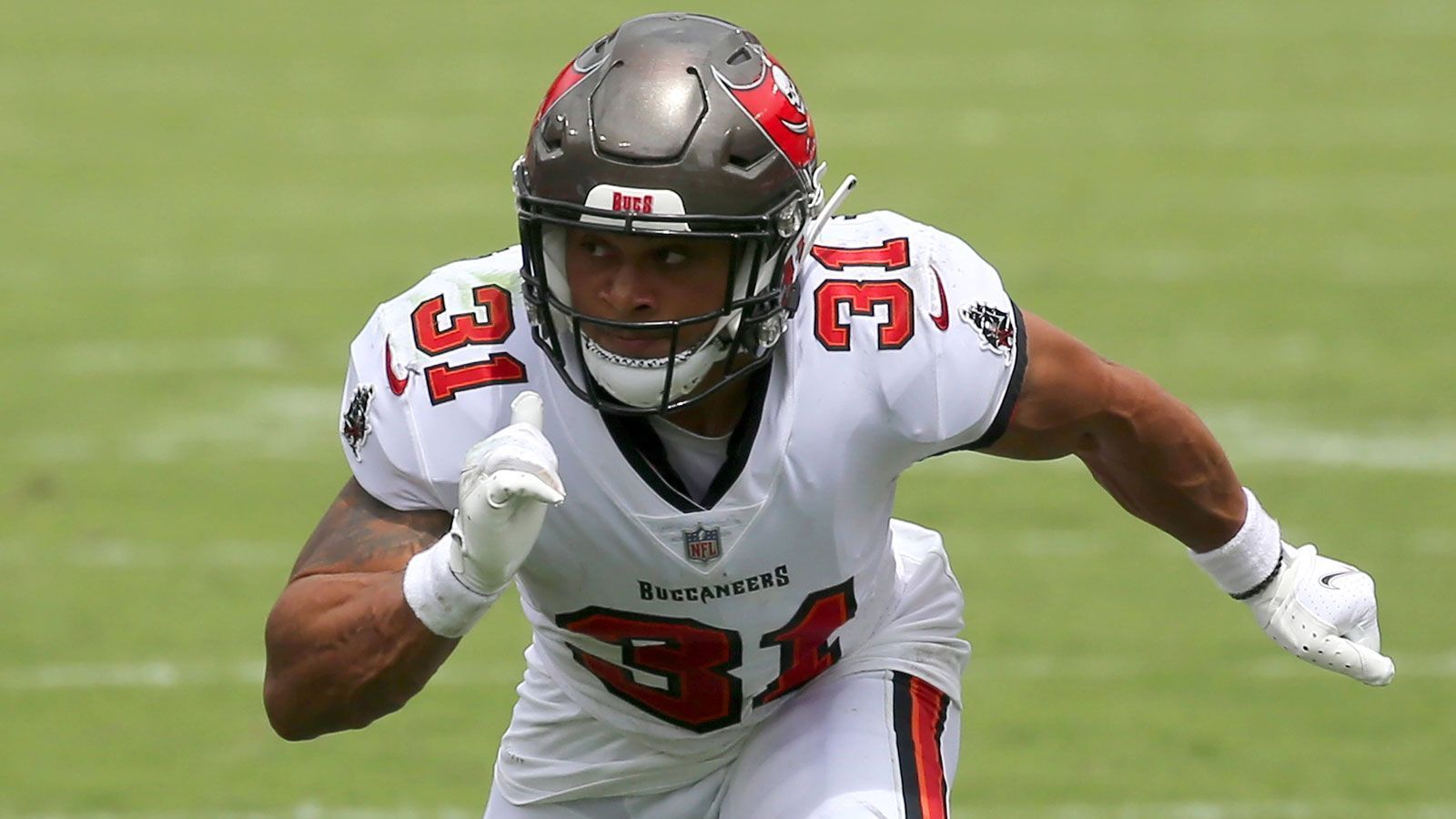 
                <strong>Defensive Rookie of the Year der ran-Redaktion: Antoine Winfield Jr. - Tampa Bay Buccaneers</strong><br>
                Die Tampa Bay Buccaneers spielen bislang eine hervorragende Saison, auch dank ihrer beeindruckenden Defense. Antoine Winfield Jr. gehört zu einer Reihe junger Spieler, die sich dort mit guten Leistungen einen Namen gemacht haben. Der Safety ist überall auf dem Feld zu finden und zeigt, dass er das Talent besitzt, eines Tages zu den besten Passverteidigern der NFL zu gehören. Gegen die Las Vegas Raiders fing der Zweitrundenpick jüngst seine erste Interception, zudem gelangen dem talentierten Verteidiger bereits zwei Sacks, ein erzwungener Ballverlust und vier Passverteidigungen.
              