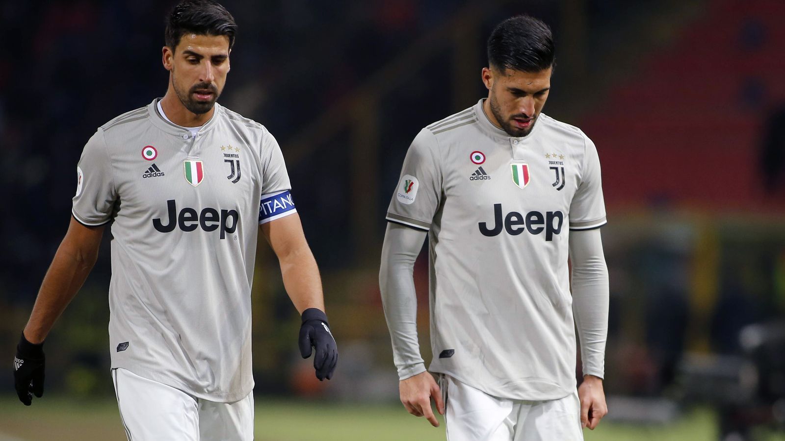 
                <strong>Sami Khedira und Emre Can</strong><br>
                Mit Sami Khedira (li.) und Emre Can (re.) holte Juventus Turin in der jüngeren Vergangenheit zwei deutsche Ex-Bundesliga-Spieler über Umwege nach Italien. Weltmeister Khedira kam im Sommer 2015 ablösefrei von Real Madrid in die Serie A und der 33 Jahre alte Mittelfeldspieler gewann mit der "Alten Dame" seitdem unter anderem fünf Meistertitel. Zuletzt sank der Stern des Routiniers allerdings deutlich, weil er auch immer wieder verletzt ausfiel. So gibt es derzeit das Gerücht, dass Juve Khedira gerne gegen Roma-Torjäger Edin Dzeko tauschen würde. Von Liverpool kam Can im Sommer 2018 zu Juve, und seine Zeit in Turin ging in der ersten Saison auch gut los. Richtig schwer wurde es für den früheren Bayern- und Leverkusen-Profi aber im Herbst 2019, als er unter Sarri kaum noch Einsätze bekam. Daher wechselte Can Anfang 2020 zunächst auf Leihbasis zurück nach Deutschland und spielt seitdem für Borussia Dortmund.
              