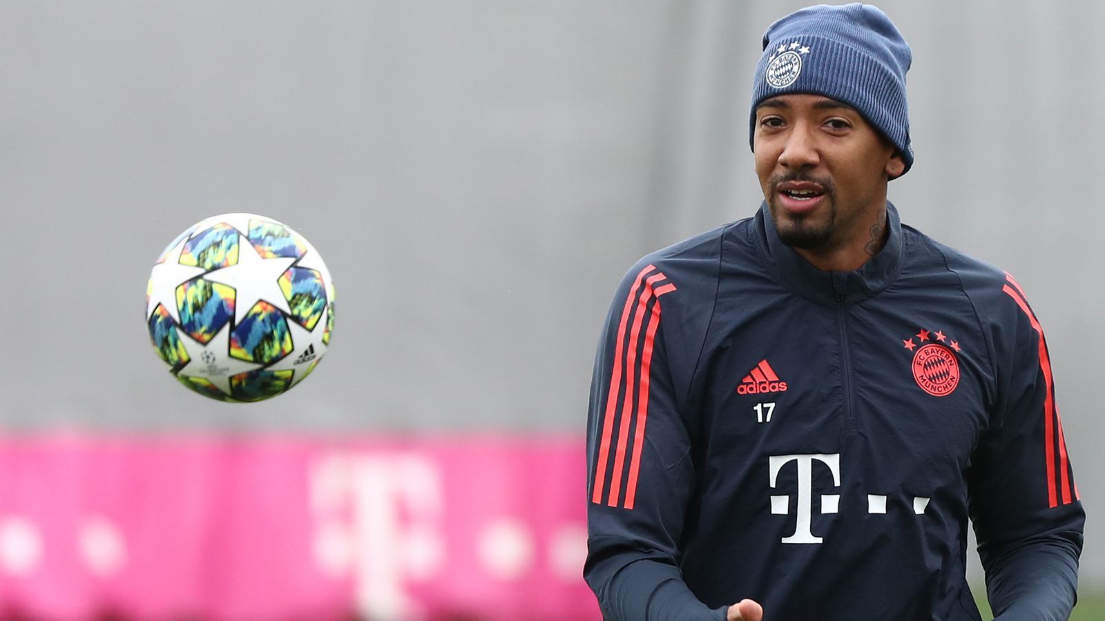 
                <strong>Verlierer: Jerome Boateng</strong><br>
                Partys, Modeschauen, VIP-Tratsch - Jerome Boateng war im Jahr 2019 überall zu finden, aber nur allzu selten auf dem Platz. Eigentlich wollten die Münchner den vor nicht allzu langer Zeit noch absoluten Weltklasse-Innenverteidiger schon im Sommer 2019 abgeben, doch stattdessen wurde Mats Hummels an den BVB verkauft. Boateng blieb, hat aber in der Saison 2019/20 trotz bislang sieben Einsätzen keine wirkliche Perspektive - weil er eben auch weit weg von seiner einstigen Topform agiert. Gerüchten zufolge hat sich an Bayerns Haltung deshalb auch wenig geändert und der amtierende Doublesieger wolle den 31-Jährigen im Januar 2020 weiterhin verkaufen. Boatengs Bayern-Vertrag läuft noch bis 2021. 
              