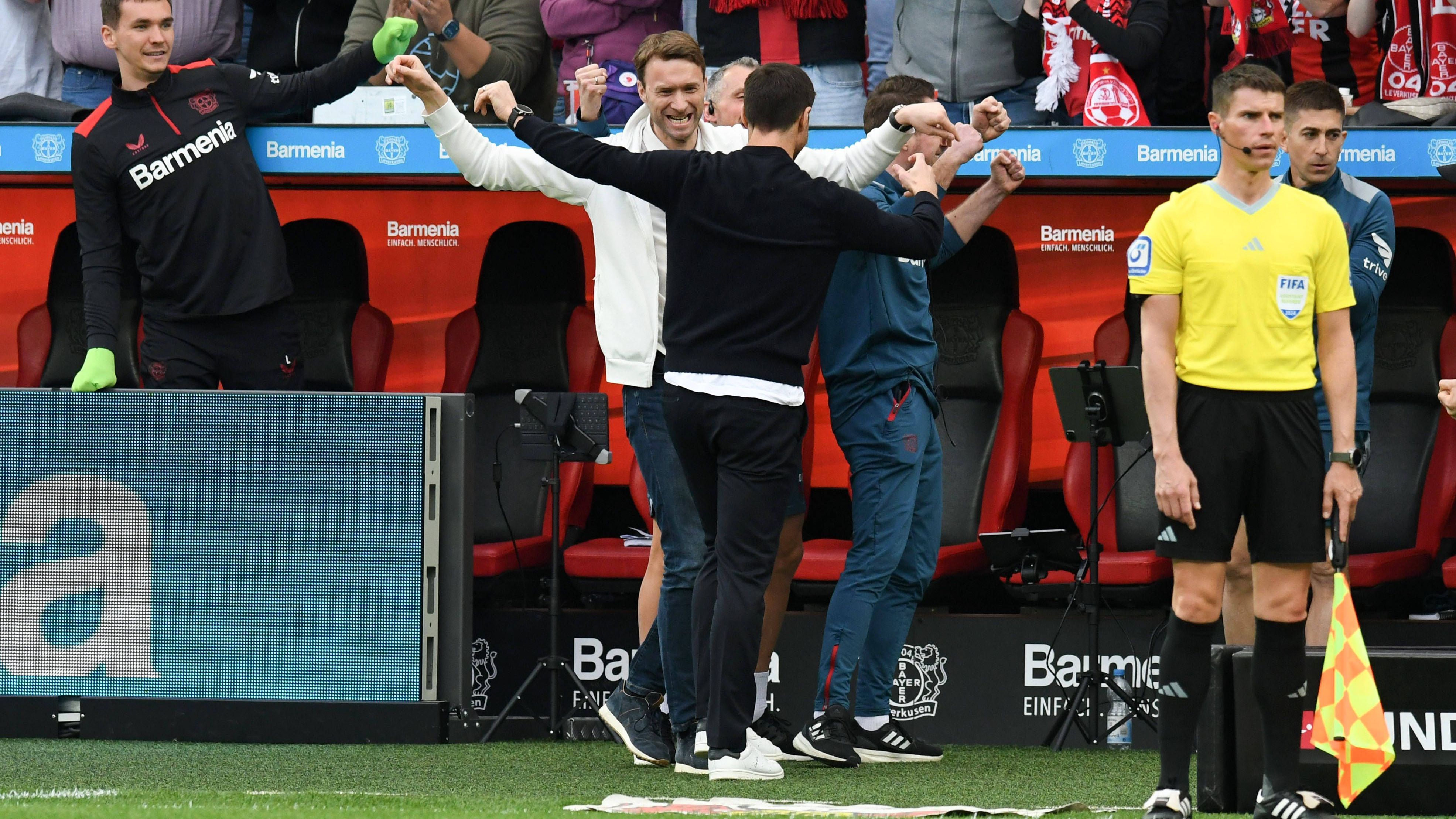 <strong>Bayer Leverkusen: Die besten Bilder der Meisterfeier</strong><br>Im Augenblick des Triumphs umarmen sich Trainer Alonso und&nbsp;Geschäftsführer Simon Rolfes. Beide haben sich offensichtlich gesucht und gefunden.