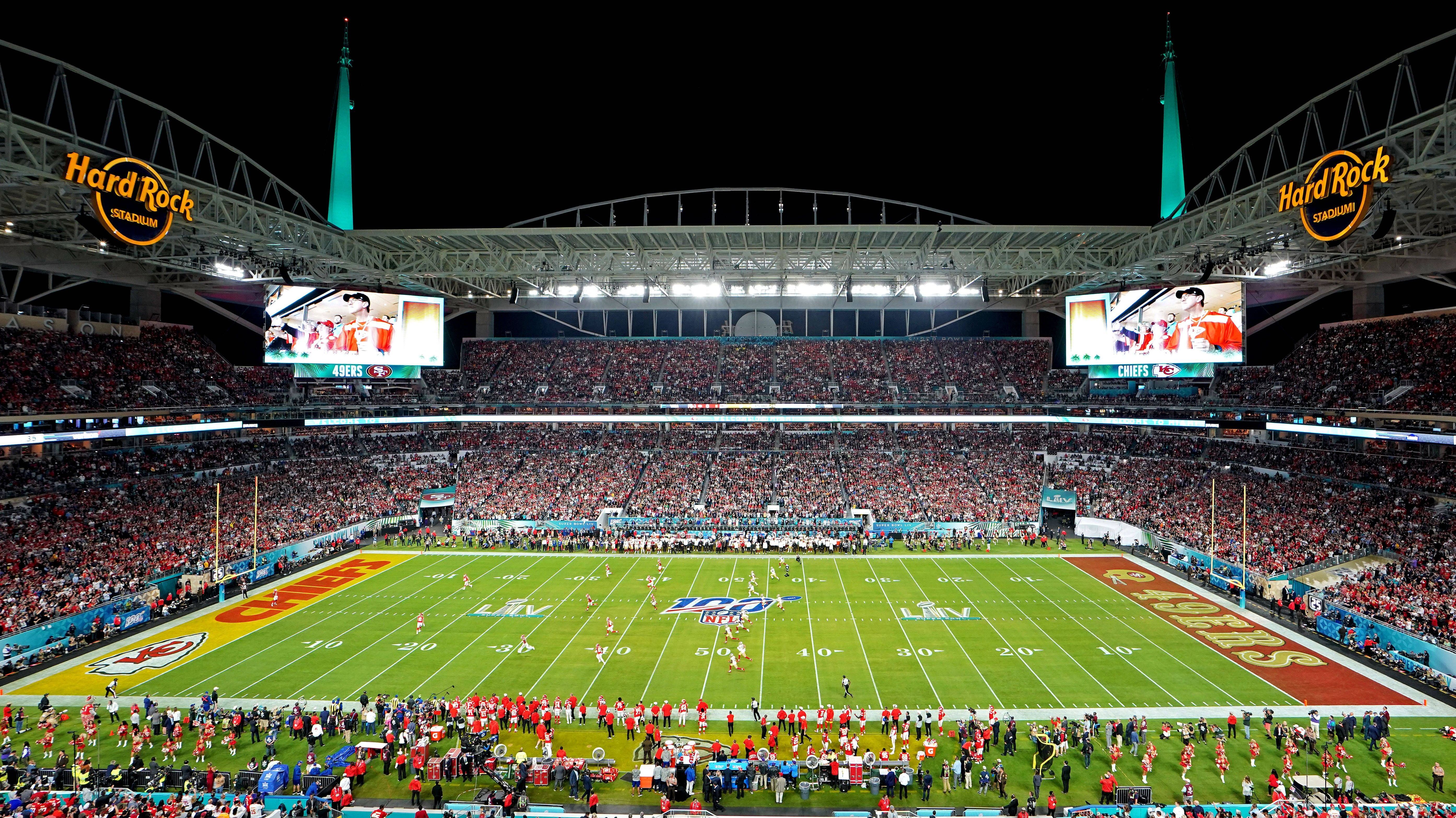 <strong>Miami Dolphins: Hard Rock Stadium</strong><br> • Kapazität: 65.326 <br>• Eröffnung: August 1987; Renovierungen 2007, 2010, 2016 <br>• Kosten: 115 Millionen Dollar; Renovierungskosten: 250 Millionen Dollar (2007), 550 Millionen Dollar (2016) &nbsp;<br>• Eigentümer: Stephen M. Ross