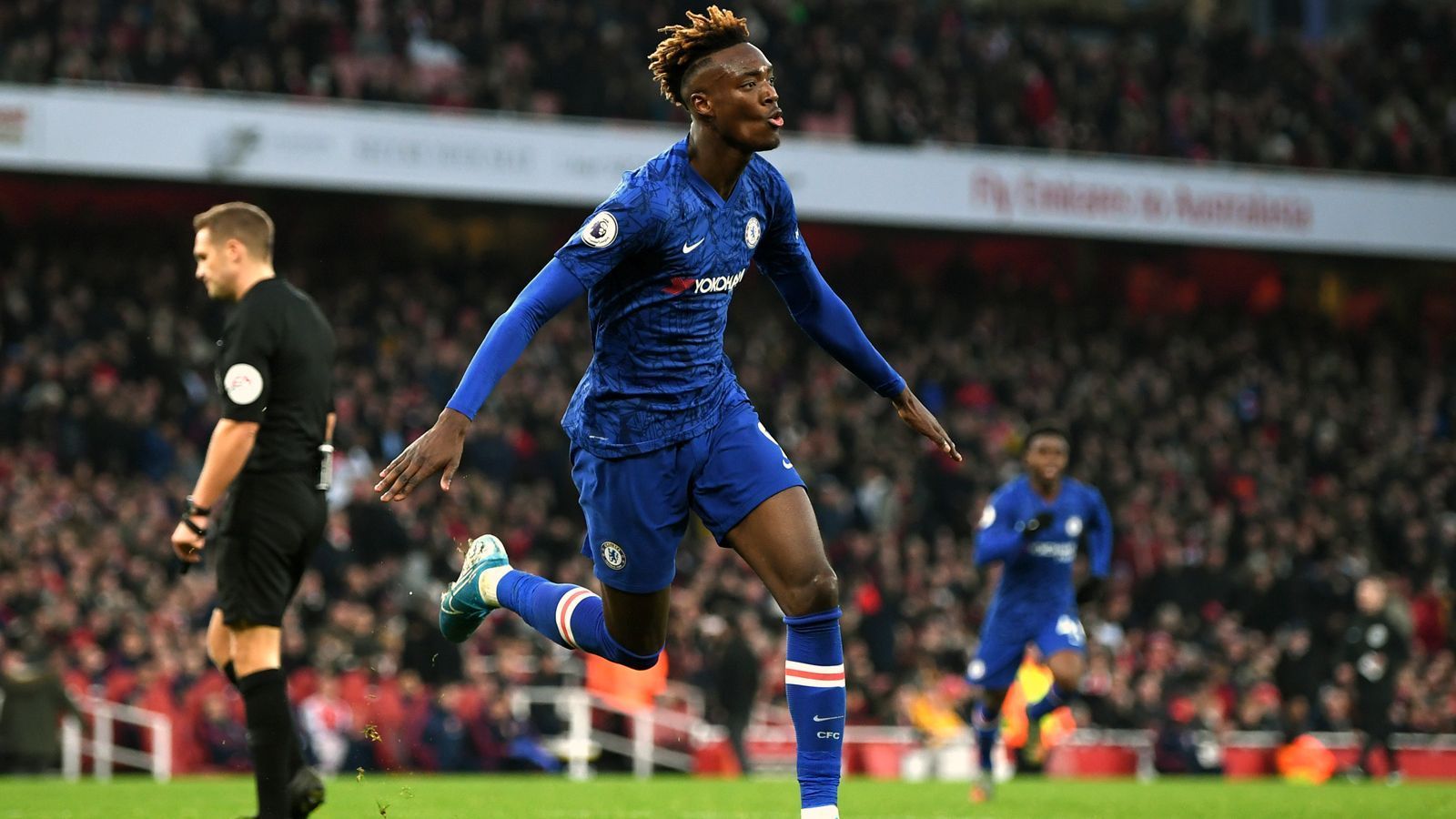 
                <strong>Tammy Abraham</strong><br>
                Der frühere Dortmunder Christian Pulisic war im Finish der Premier-League-Saison überragend und sorgte mit dafür, dass Chelsea die Spielzeit auf Platz vier beendete. Doch ausgerechnet vor der Rückkehr nach Deutschland muss der US-Amerikaner nun wegen einer Muskelverletzung im Oberschenkel passen. Statt des Ex-BVB-Stars wird wohl Chelseas Eigengewächs Tammy Abraham in die Startelf der "Blues" rücken. Der 22-Jährige ist mit 15 Treffern der erfolgreichste Chelsea-Torschütze in der abgelaufenen Premier-League-Saison und einer der Profiteure des (aufgezwungenen) Jugendstils bei Chelsea - doch dazu später noch mehr in dieser Galerie. 
              