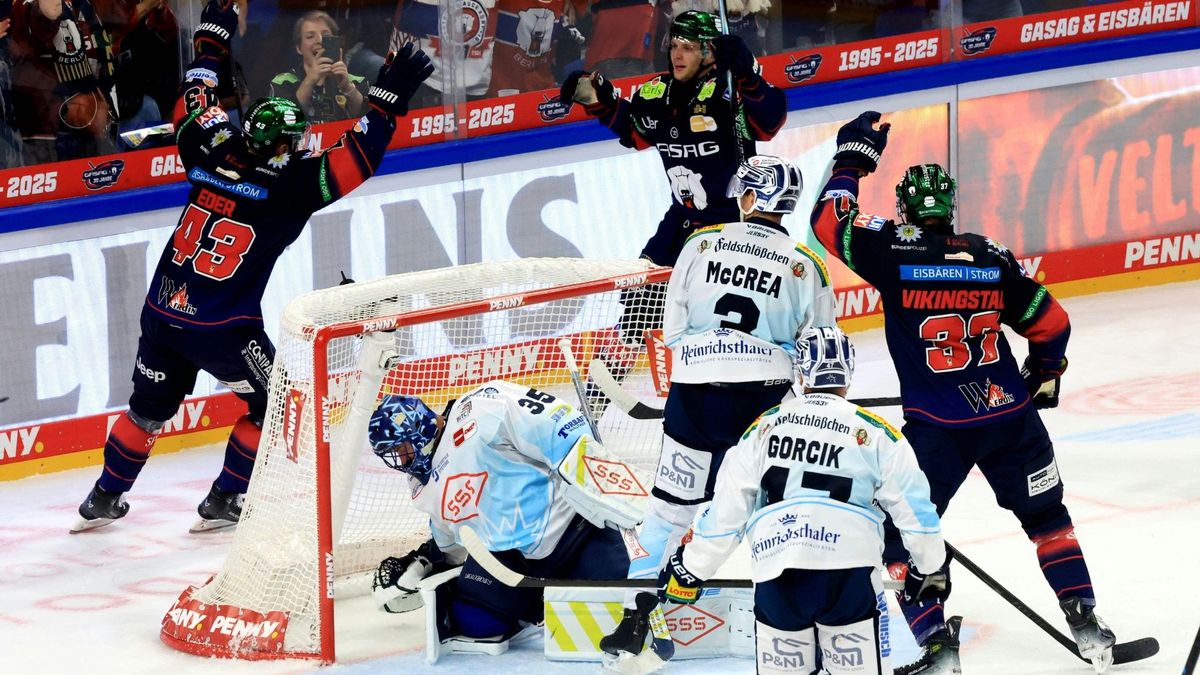 Andreas Eder (hinter dem Tor) trifft für die Eisbären