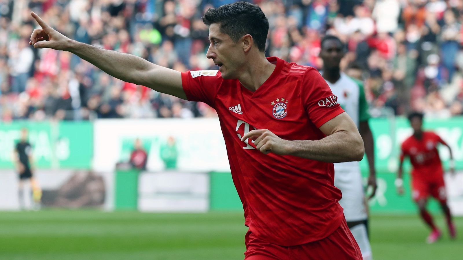 
                <strong>Torserie geht weiter: Robert Lewandowski stellt Bundesliga-Rekord ein</strong><br>
                Bayern Münchens Torjäger Robert Lewandowski hat mit seinem Ausgleichstreffer zum 1:1 beim FC Augsburg eine Bundesliga-Bestmarke egalisiert. Der Pole traf, wie vor ihm nur der frühere Dortmunder Pierre-Emerick Aubameyang in der Saison 2015/16, an jedem der ersten acht Spieltage mindestens einmal ins Tor. Zudem stellte Lewandowski noch einen Bayern-Rekord von Carsten Jancker ein. Genauso wie der frühere Nationalspieler im Jahr 2000, erzielte Lewandowski in elf Pflichtspielen in Folge mindestens einen Treffer.
              