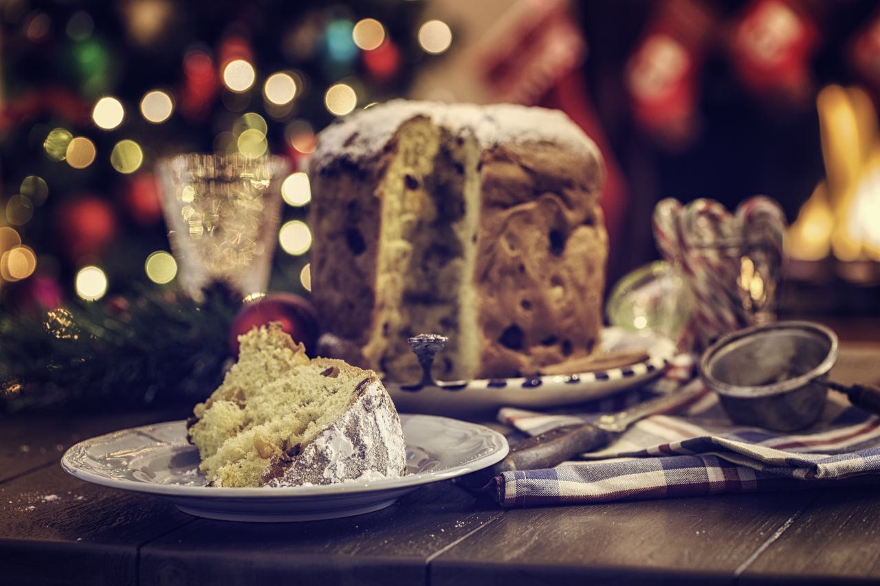 Der italienische Weihnachtskuchen Panettone mit seinen Rosinen ist inzwischen auch bei uns in vielen Feinkostgeschäften erhältlich.