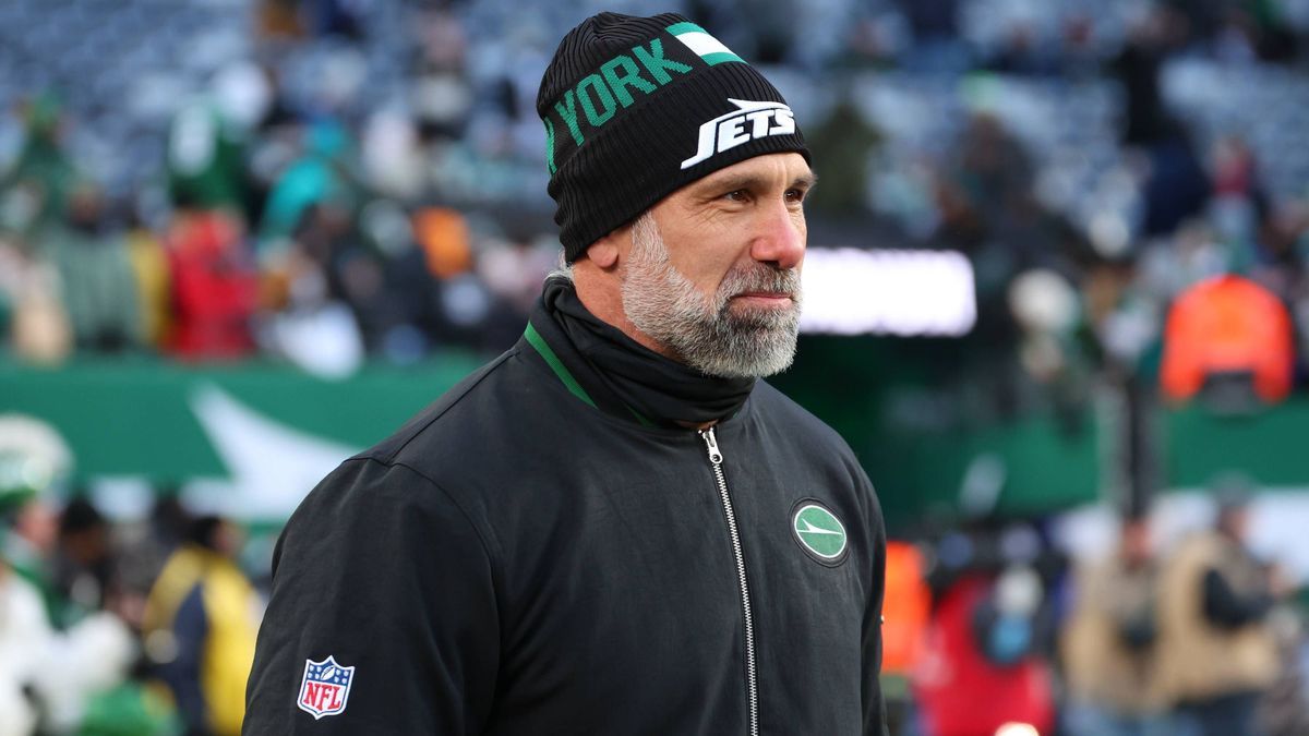 NFL, American Football Herren, USA Miami Dolphins at New York Jets Jan 5, 2025; East Rutherford, New Jersey, USA; New York Jets interim head coach Jeff Ulbrich during pregame warmups for their game...