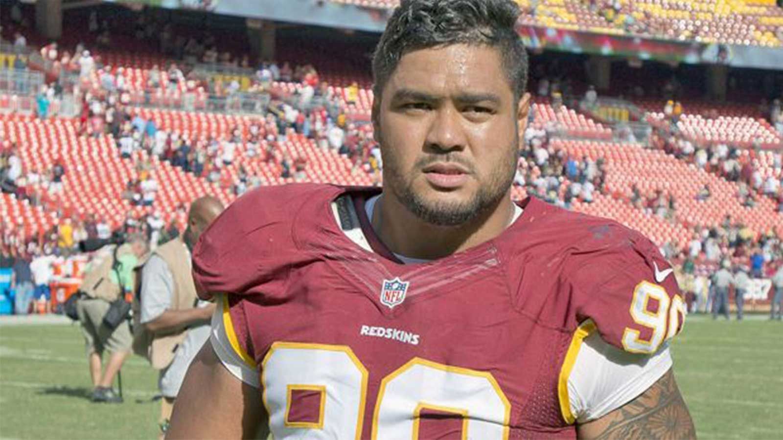 <strong>Bench Press (Bankdrücken): 49 Wiederholungen</strong><br>
                Stephen Paea, der ehemalige Defensive End, der unter anderem für Cleveland Browns und Chicago Bears aktiv war,&nbsp;stellte seinen Rekord im Jahr 2011 auf. Paea schaffte mit 225 lbs (etwa 102 Kilogramm) satte 49 Wiederholungen auf der Bank.
