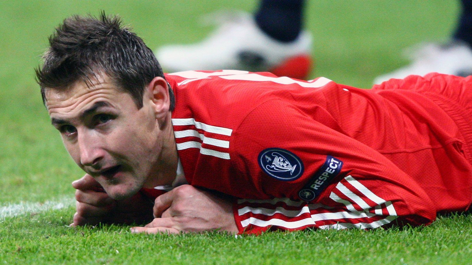 
                <strong>Miroslav Klose (2011)</strong><br>
                Auch bei Miroslav Klose scheiterten die Verhandlungen: Der Weltmeister von 2014 hatte für seinen neuen Vertrag eine Laufzeit von zwei Jahren gefordert, die Bayern boten nur eines. Es kam zu keiner Einigung. "Wir hätten gerne mit ihm verlängert, aber hinsichtlich der Vertragslaufzeit haben wir uns auf keinen gemeinsamen Nenner verständigen können", so Karl-Heinz Rummenigge. Klose bestritt zwischen 2007 und 2011 98 Bundesliga-Partien für die Bayern und erzielte 24 Tore. Den Stürmer zog es nach Rom, wo er mit Lazio den italienischen Pokal gewann. Nach seinem Karriereende 2016 kehrte Klose als Jugendtrainer zum FC Bayern zurück. Aktuell agiert er als Co unter Hansi Flick bei den Profis. Zumindest diesen verlorenen Sohn haben die Bayern also wieder.
              