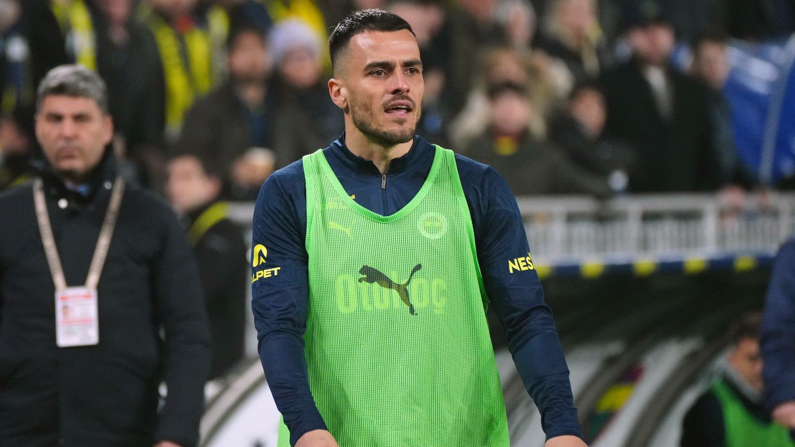 <strong>Filip Kostic (Fenerbahce Istanbul)</strong><br>Der frühere Frankfurter Europa-League-Sieger Filip Kostic könnte wohl bald wieder in der Bundesliga kicken. Wie unter anderem das serbische Portal "sportvesti" berichtet, soll der 32-Jährige das Interesse von Union Berlin auf sich gezogen haben. &nbsp;Dem Bericht nach seien Verantwortliche der Köpenicker bei Kostic‘ aktuellem Verein Fenerbahce Istanbul vorstellig geworden, um einen möglichen Transfer auszuloten. Allerdings ...