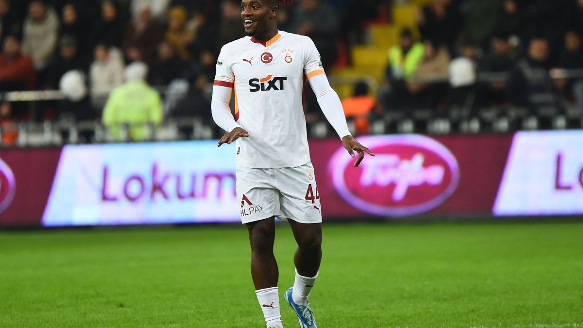 Michy Batshuayi of Galatasaray reacts during the Turkish Super League match between Kayserispor and Galatasaray at RHG Enertürk Enerji Stadium on December 22, 2024 in Istanbul, Turkey. (Photo by Se...