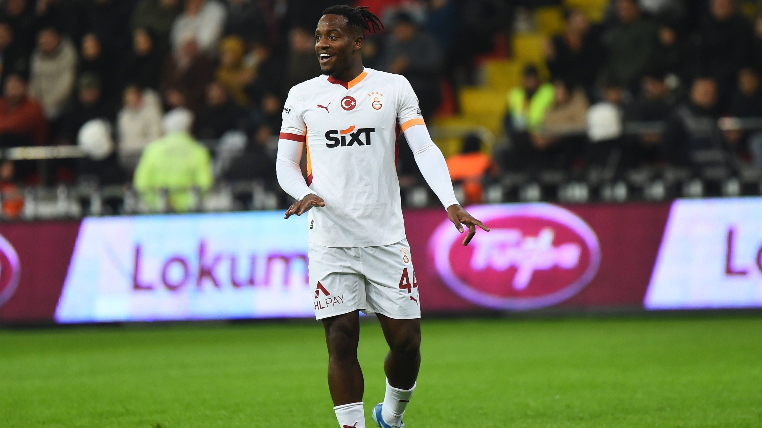 <strong>Michy Batshuayi (Galatasaray Istanbul)</strong><br>... , sammelte er durchschnittlich alle 56 Minuten einen Scorerpunkt. Nun kam mit Europameister Alvaro Morata aber ein weiterer Stürmer neu hinzu, weshalb Batshuayi wohl noch gehen darf. In der Bundesliga spielte der Belgier einst schon für Borussia Dortmund und kam damals als Leihspieler vom FC Chelsea immerhin sieben Tore und eine Vorlage bei zehn Einsätzen.