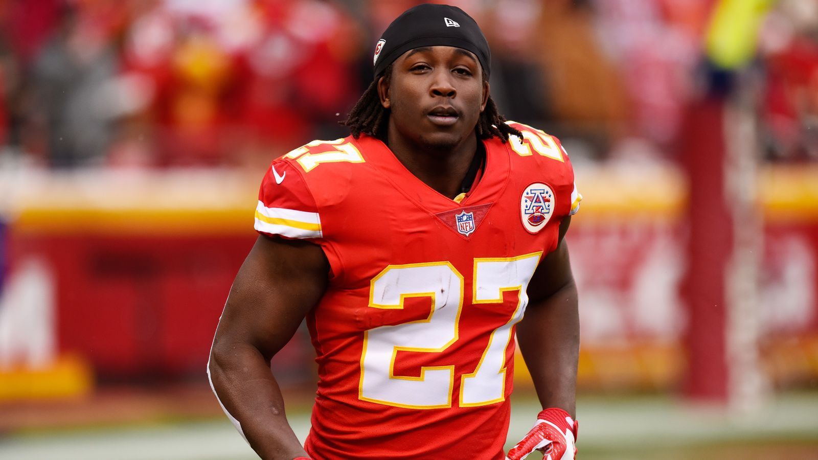 
                <strong>VERLIERER: Kareem Hunt</strong><br>
                Kareem Hunt spielte eine starke Saison für die Kansas City Chiefs und bildete ein glänzendes Backfield-Duo mit Patrick Mahomes. Dann wurde der Running Back von Prügel-Skandalen aus der Vergangenheit eingeholt, von den Chiefs entlassen und von der NFL gesperrt. Jetzt ist Hunt vereinslos und dürfte von einigen Teams wenn überhaupt nur vorsichtig begutachtet werden. Damit hat Hunt wohl den bittersten und tiefsten Absturz der Regular Season 2018 hingelegt. 
              