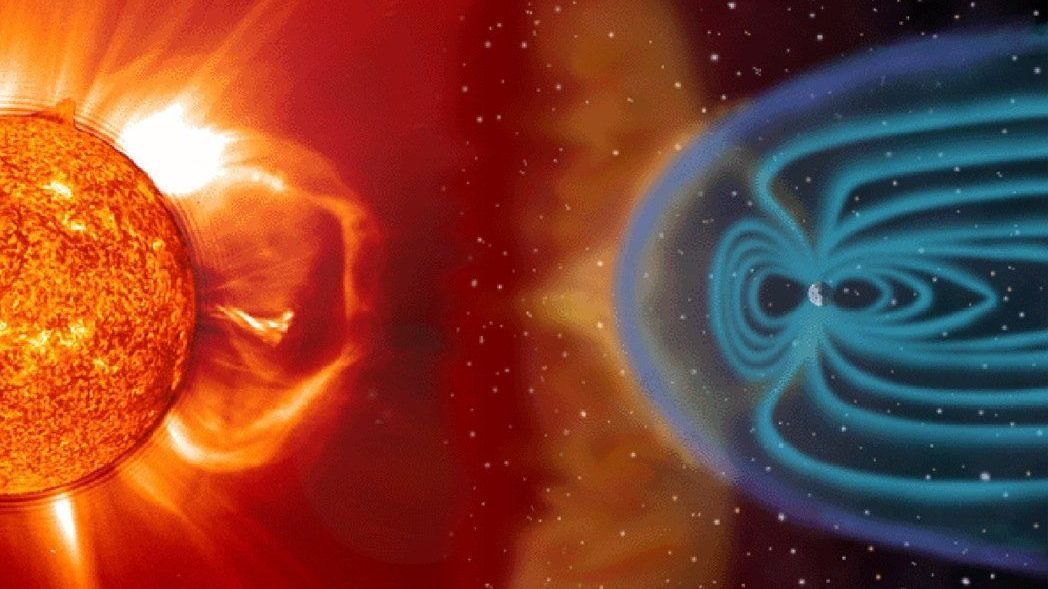 Kommen die geladenen Teilchen von der Sonne bei der Erde an, werden sie durch das Magnetfeld der Erde abgelenkt.
