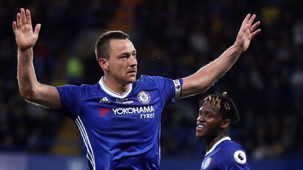 
                <strong>Premier League: Das ist die Top-Elf von Chelsea-Legende John Terry</strong><br>
                John Terry ist die lebende Chelsea-Legende. Seine Karriere lässt er nach 18 Jahren bei den Blues (1999 bis 2017) mit 37 Jahren bei Aston Villa ausklingen. Für "Sky" stellt er seine Top-Elf der Premier League im 4-3-3 zusammen. Top-Stars aus fast 20 Jahren des englischen Fußballs also. Unter einer Bedingung: Chelsea-Wegbegleiter waren tabu.
              