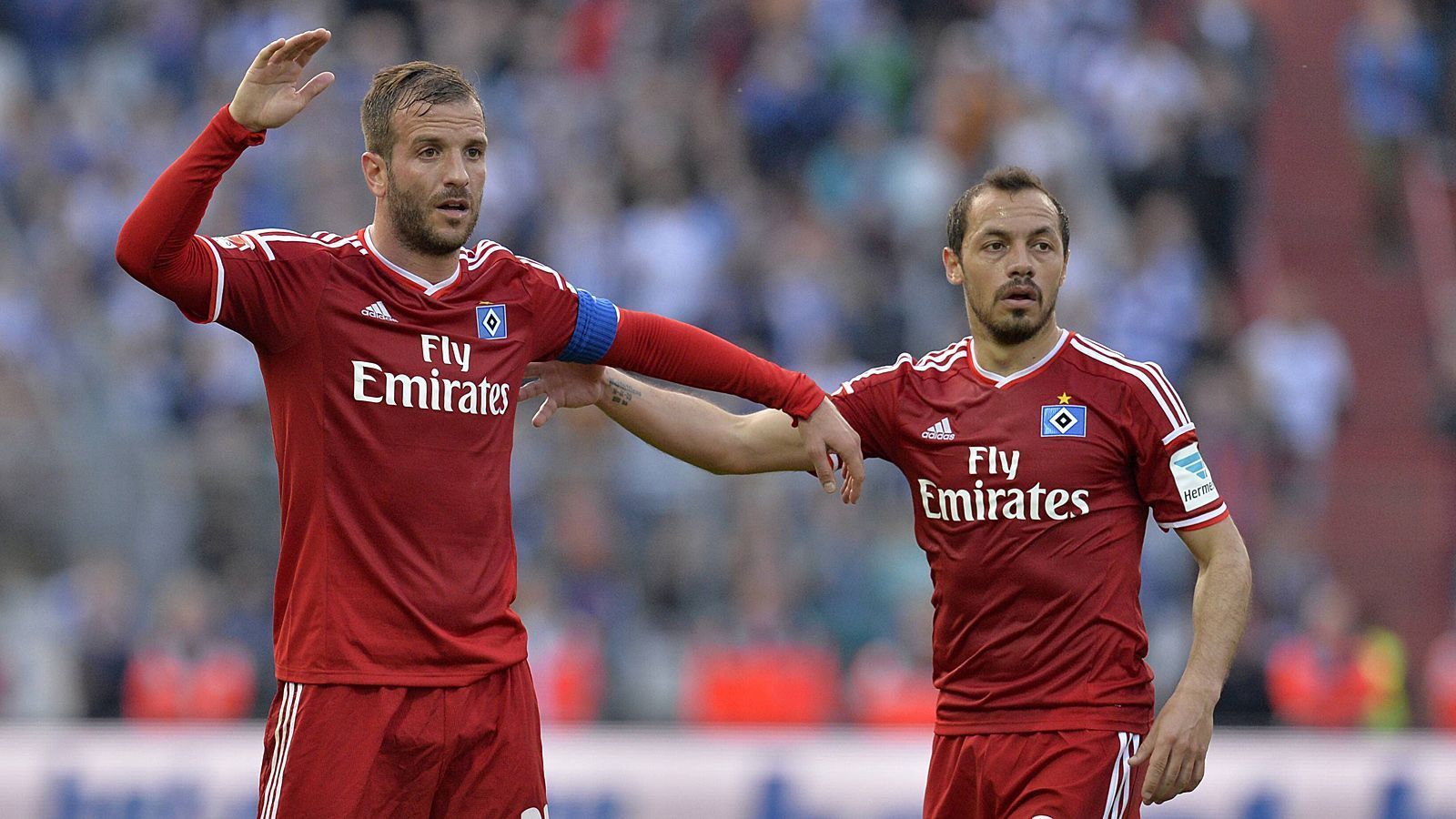 
                <strong>Karlsruher SC - Hamburger SV</strong><br>
                Für Rafael van der Vaart, Hamburger Kapitän, ist klar: Er schießt den Freistoß, schreibt seine persönliche Heldengeschichte. HSV-Retter! Seine Gedanken sind nachzuvollziehen. In der Saison hat er schließlich so gut wie jeden Freistoß getreten. Doch Marcelo Diaz hat etwas dagegen. 
              