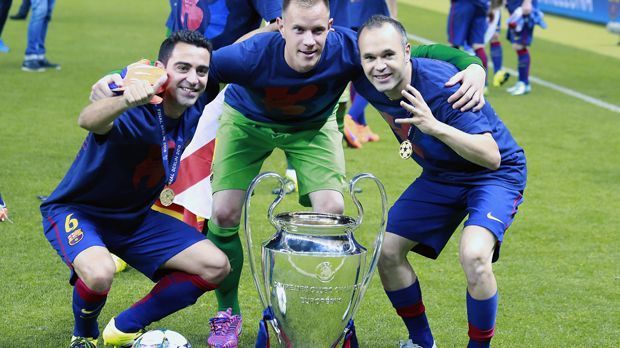 
                <strong>Der letzte Titel in der Champions League</strong><br>
                Enrique führte Iniesta (re.) und Co. gleich in seinem ersten Jahr zum Triple - genau wie sechs Jahre zuvor Guardiola. Der vierte Champions-League-Titel nach 2006, 2009 und 2011 war im Jahr 2015 auch gleichzeitig der letzte in der Barca-Ära von Vereins-Ikone Iniesta. In der laufenden Saison schieden die Katalanen im Viertelfinale der Königsklasse gegen den AS Rom aus.
              