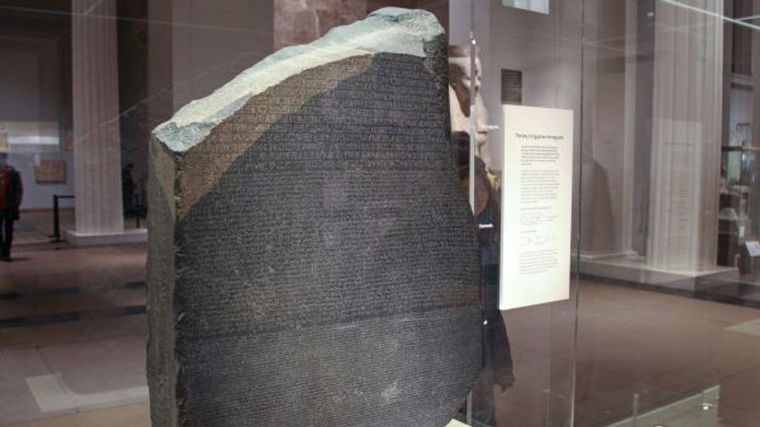 Ein Meilenstein: Von Napoleons Truppen im Nildelta entdeckt, misst der Stein von Rosette rund 1,12 Meter Höhe und ist gut 75 Zentimeter breit. Er wieg über 760 Kilo und war Teil einer ganzen Stele, aus der er herausgebrochen ist.