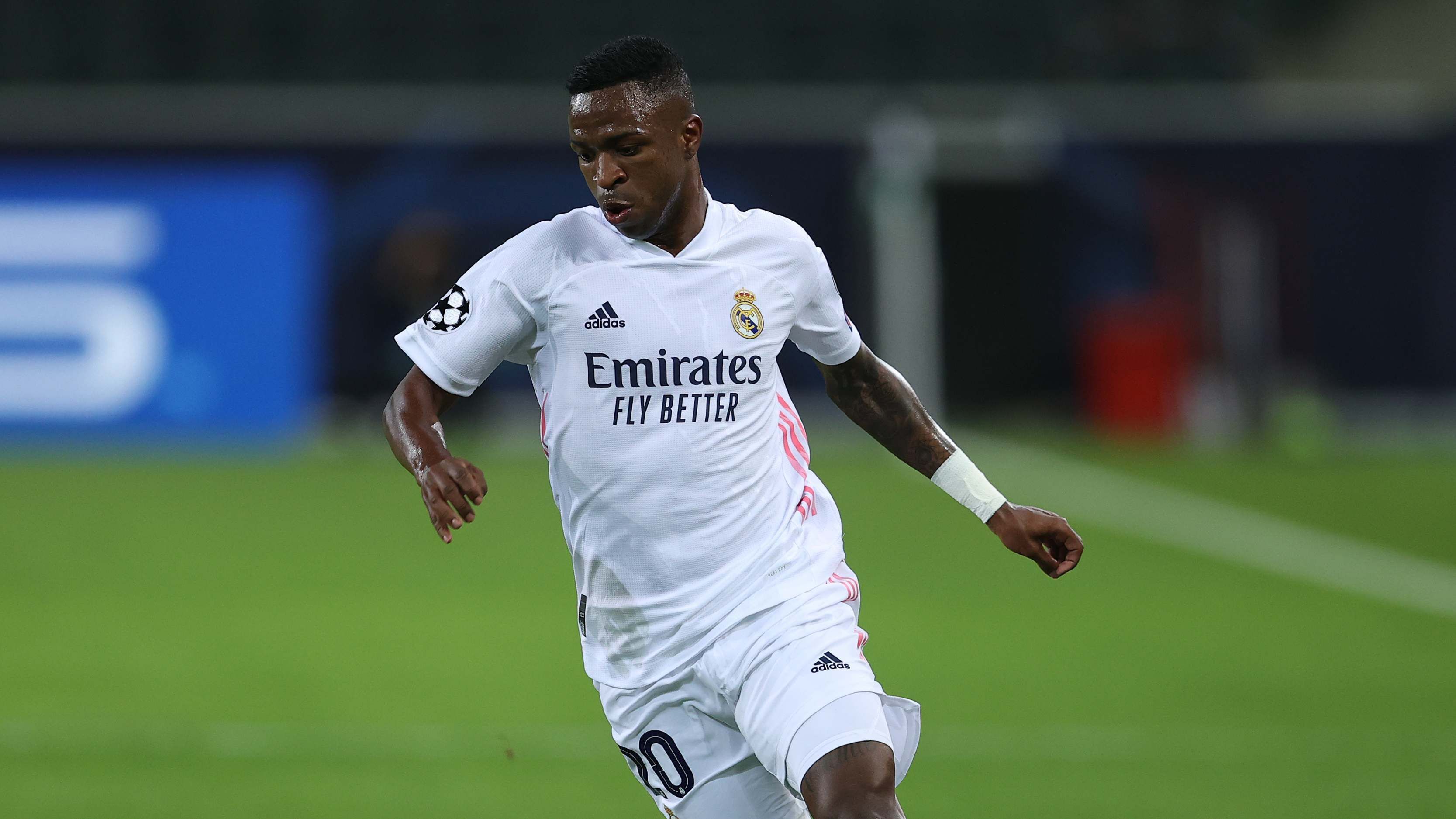 
                <strong>Gruppenphase, 1. Spieltag: Vinícius Júnior (Real Madrid) - Schnellstes Tor nach Einwechslung </strong><br>
                Obwohl Real Madrid das Spiel gegen Schachtar Donezk am ersten Spieltag mit 2:3 verlor, kann sich Vinicius Junior zumindest über eine kleine Auszeichnung freuen. So gelang ihm nach seiner Einwechslung bereits nach 14 Sekunden ein Treffer - schneller war noch kein Joker. Bisher hielt den Rekord Lars Ricken, der 1997 im Champions-League-Finale nach 15 Sekunden den legendären Treffer zum 3:1 ("Lupfen, jetzt") für Borussia Dortmund gegen Juventus Turin erzielen konnte. 
              