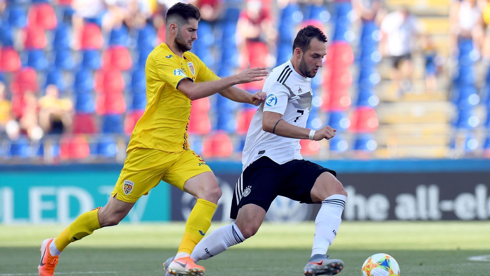 
                <strong>Levin Öztunali</strong><br>
                Der Mainzer hat die erste Torchance des Spiels. Doch sein Schuss in der achten Minute wird abgeblockt. Und gute zehn Minuten später ist dann Rumäniens Keeper Radu zur Stelle. Ist auf der rechten Seite ähnlich wie Neuhaus extrem bemüht, aber wirklich viel Zählbares will auch ihm nicht gelingen. Mit seinen Dribblings ist er zumindest ein ewiger Unruheherd. ran-Note: 3
              