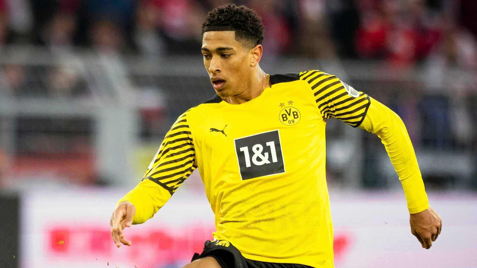
                <strong>Jude Bellingham</strong><br>
                Beim Offensiv-Spektakel der Borussia nicht unbedingt der auffälligste Akteur. Nach einem Reus-Freistoß steht er im Abseits, seine Vorlage auf Reus wird Anfang der zweiten Hälfte nicht von einem Tor gekrönt. Klärt in der 72. Minute sehenswert mit der Hacke. ran-Note: 3
              