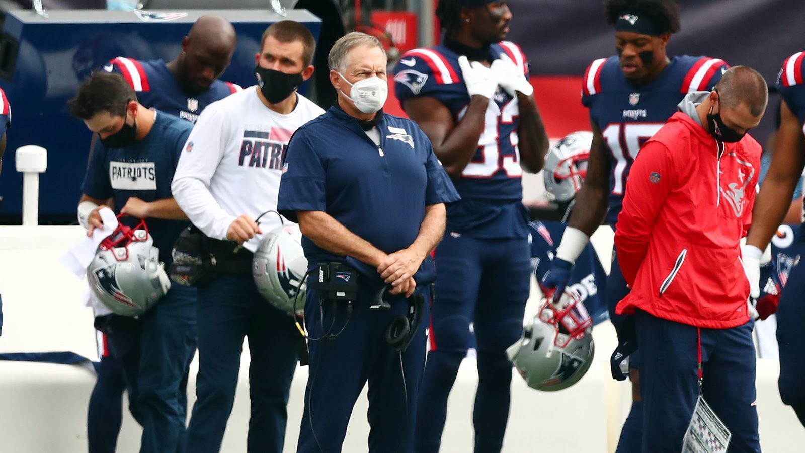 
                <strong>Verlierer: Bill Belichick</strong><br>
                Okay, Bill Belichick als Verlierer abzustempeln, ist ein bisschen gemein. Schließlich fehlte den New England Patriots der an COVID-19 erkrankte Quarterback Cam Newton, die Mannschaft hat nach dem Abgang von Tom Brady einen enormen Umbruch zu bewältigen und muss auf einige Spieler verzichten, die die Saison freiwillig aussetzen - und dann ging es auch noch gegen den Super-Bowl-Champion Kansas City Chiefs. Gründe für die 10:26-Niederlage gibt es also genug. Trotzdem ist es überhaupt erst das fünfte Mal, dass Belichick in seinen 20 Jahren als Head Coach in New England mit zehn oder mehr Punkten Rückstand verliert. Und genau deshalb ist Billy B. in dieser Woche ein Verlierer.
              