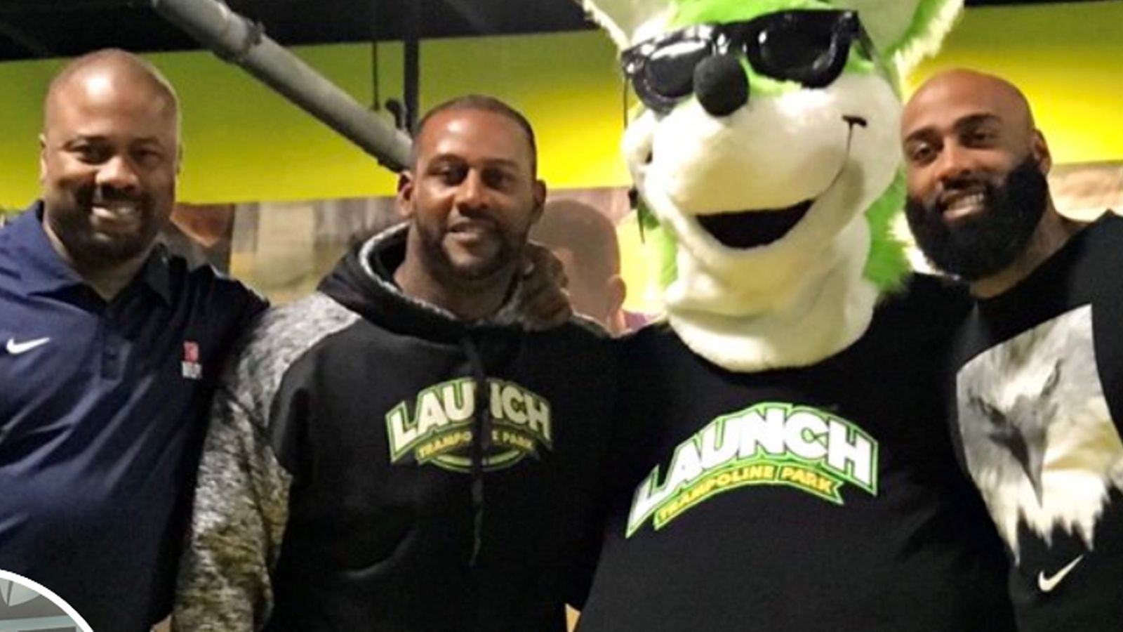 <strong>Ty Law</strong><br>
                Der Geschäftsinhaber sieht Parallelen zwischen seiner Karriere im Football und seiner heutigen Tätigkeit als Geschäftsinhaber. "Sie haben immer mit Menschen zu tun. In der Umkleidekabine haben alle unterschiedliche Hintergründe, und wir müssen miteinander auskommen, um das Spiel spielen zu können. Hier ist es dasselbe. Unsere Leute kommen aus allen Lebensbereichen, aber gleichzeitig sind wir ein Team."