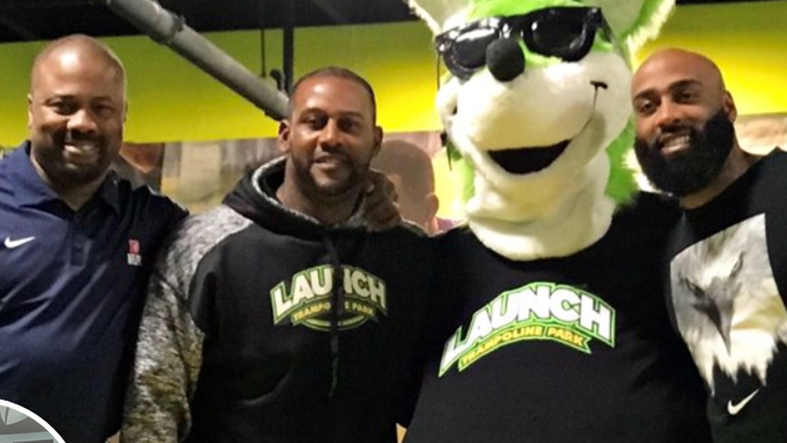 
                <strong>Ty Law</strong><br>
                Der Geschäftsinhaber sieht Parallelen zwischen seiner Karriere im Football und seiner heutigen Tätigkeit als Geschäftsinhaber. "Sie haben immer mit Menschen zu tun. In der Umkleidekabine haben alle unterschiedliche Hintergründe, und wir müssen miteinander auskommen, um das Spiel spielen zu können. Hier ist es dasselbe. Unsere Leute kommen aus allen Lebensbereichen, aber gleichzeitig sind wir ein Team." Weiter erzählt er: "Es lässt sich durch nichts ersetzen, ein Footballspieler zu sein und vor so vielen Menschen zu spielen. Das ist ein völlig anderes Gefühl. Aber ich bekomme auch hier ein Gefühl der Zufriedenheit, weil ich nicht nur erfolgreich bin, sondern wir auch Arbeitsplätze geschaffen haben."
              