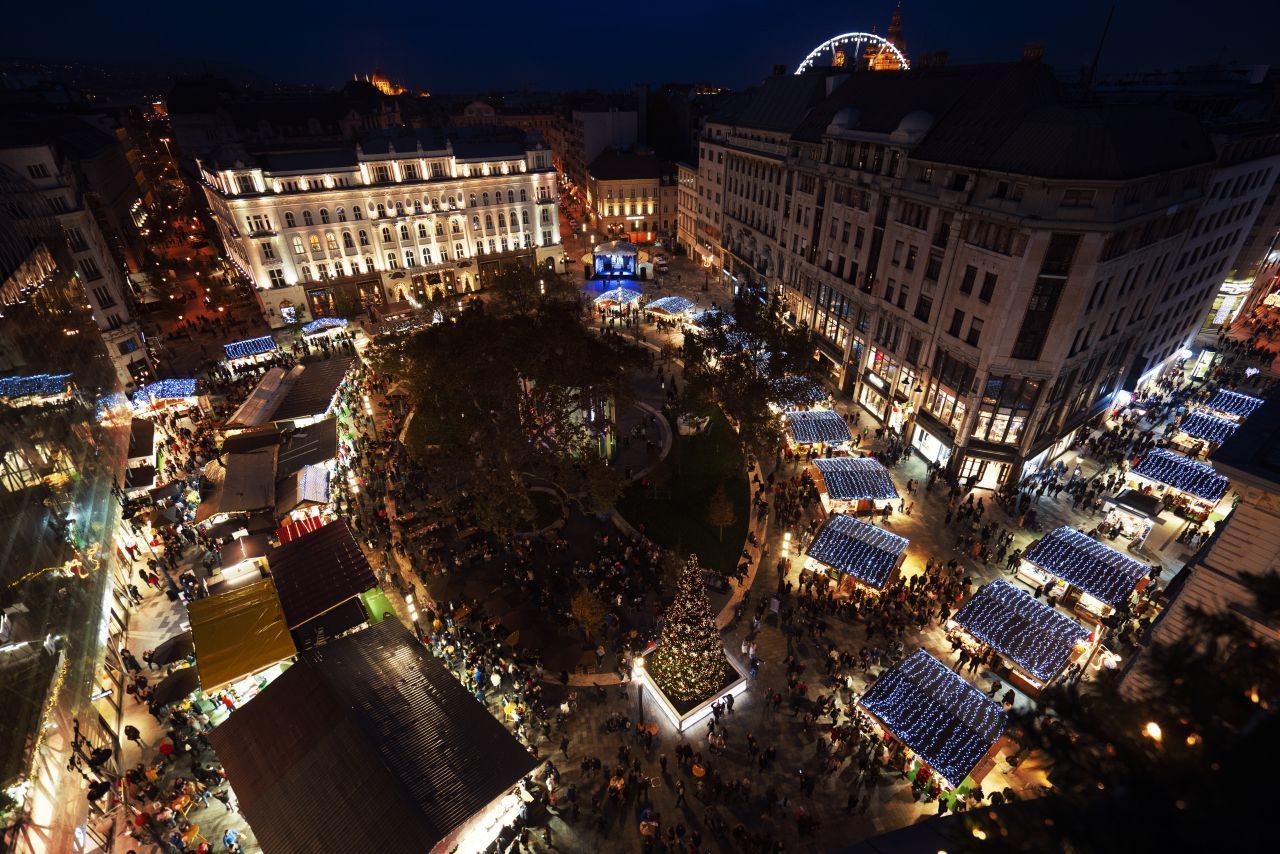Platz 1: Auf den Weihnachtsmarkt in Budapest vor der St.-Stephans-Basilika freuen sich die Umfrage-Teilnehmer:innen aus ganz Europa am meisten. Zu den Highlights zählt eine weihnachtliche Lichtershow, die man mit 3D-Brillen bestaunt.