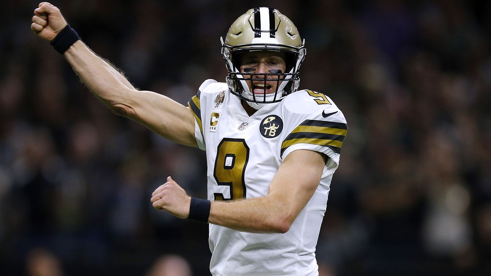 
                <strong>Week 11: Drew Brees überholt Tom Brady und stellt nächsten Rekord auf</strong><br>
                Drew Brees hat den nächsten NFL-Rekord aufgestellt. Im Spiel gegen die Philadelphia Eagles warf Brees vier Touchdown-Pässe und blieb dabei ohne eine Interception. Dies ist ihm nun schon zum 23. Mal gelungen. Kein NFL-Quarterback kann mehr Spiele mit mindestens vier Touchdowns und null Interceptions aufweisen. Bisheriger Anführer war Patriots-Superstar Tom Brady mit 22 Spielen. Der muss sich nun erneut hinter Drew Brees anstellen. Der sorgte in Woche 11 allerdings nicht für den einzigen Rekord in der NFL...
              