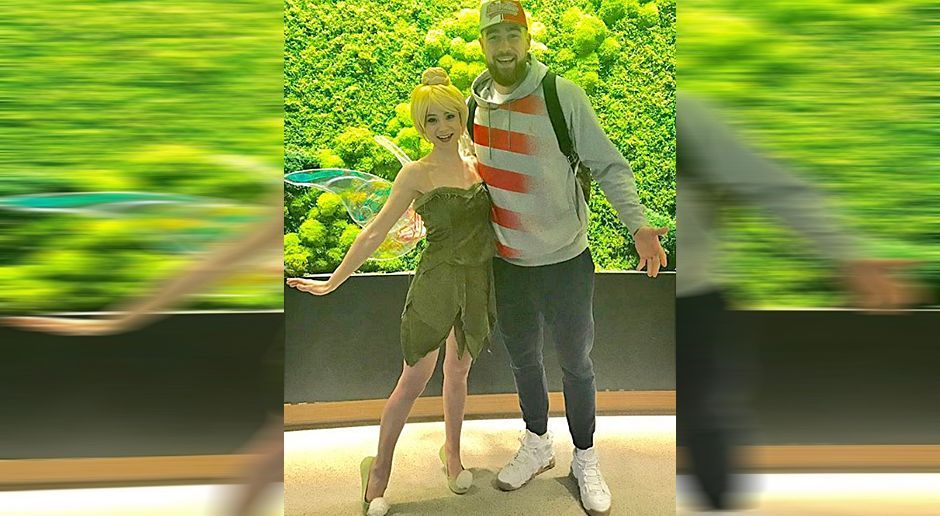 
                <strong>Travis Kelce</strong><br>
                Travis Kelce. Auch genannt: Der große, moderne Peter Pan. Der Tight End (wieso sind eigentlich die TEs immer so speziell?) grüßt mit Filmfigur Tinkerbell aus der Offseason. Der ran-Hund grüßt zurück.
              