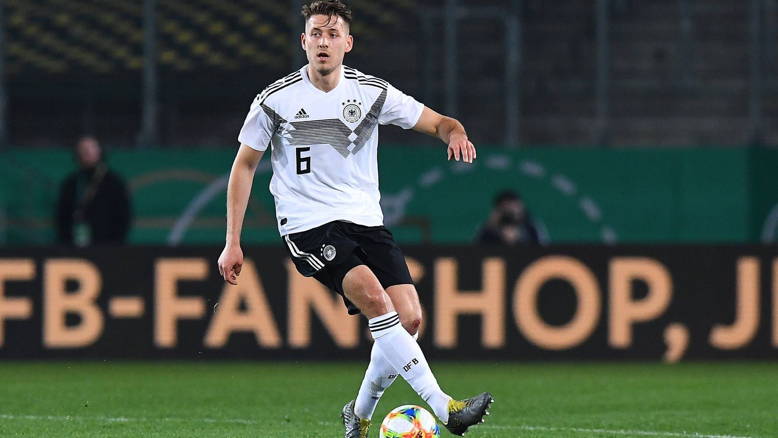 
                <strong>Waldemar Anton (Hannover 96) </strong><br>
                Auch Anton könnte sich nach einem neuen Klub umschauen, damit er auch im kommenden Jahr erstklassig spielen kann. Laut "Sportbuzzer" gab es zuletzt Interesse aus Italien am U-Nationalspieler. Die EM könnte er nutzen, um sich auch noch einmal bei anderen Klubs in den Fokus zu spielen und Hannover eine weitere Millionen-Ablöse einzubringen.
              