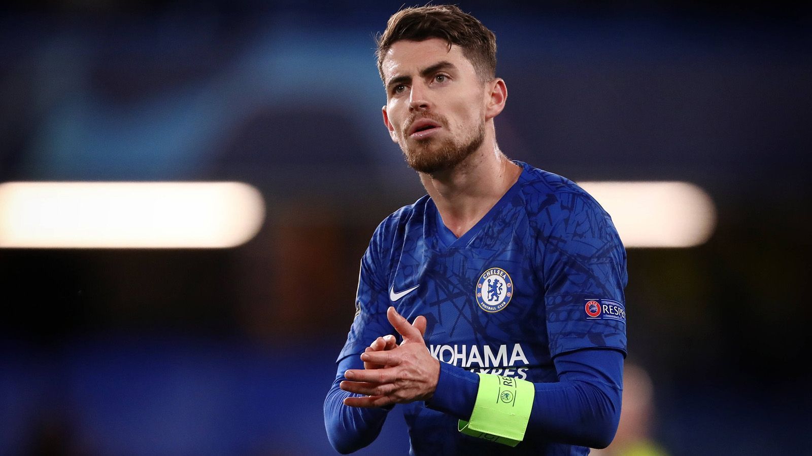 
                <strong>Jorginho (Defensiver Mittelfeldspieler, 28 Jahre)</strong><br>
                Eigentlich steht Jorginho noch bis zum Jahre 2023 bei Chelsea unter Vertrag. Obwohl er in dieser Saison fast in jedem Spiel in der Startelf stand, wäre der Verein laut "The Mirror" dazu bereit, den italienischen Nationalspieler ziehen zu lassen. Jorginho würde offenbar gerne zu Juventus Turin wechseln und dort unter seinem ehemaligen Chelsea-Trainer Maurizio Sarri spielen.
              