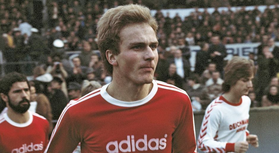 
                <strong>Karl-Heinz Rummenigge</strong><br>
                Offensives Mittelfeld: Karl-Heinz Rummenigge (394 Bayern-Spiele).
              