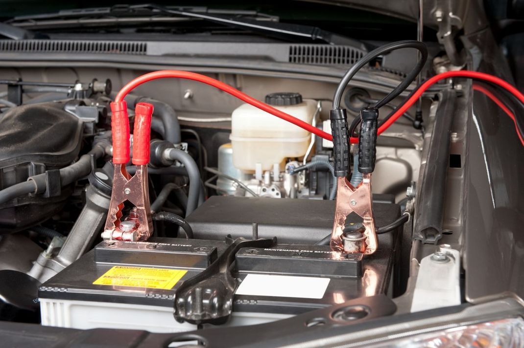 Das rote Kabel auf keinen Fall als erstes vom Pannenauto abklemmen! Wenn das Kabel dabei nämlich einen Teil der Batterie berührt, kommt es zum Kurzschluss und mitunter Schäden am Fahrzeug. 