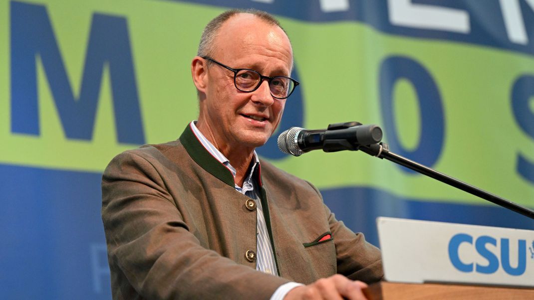 CDU-Chef Friedrich Merz erteilte auf dem Volksfest Gillamoos in Niederbayern einer Koalition mit den Grünen im Bund praktisch eine Absage.