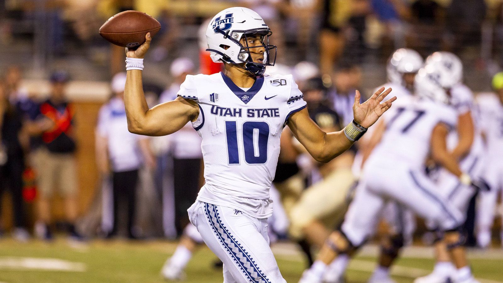 
                <strong>Jordan Love (Utah State Aggies)</strong><br>
                Nachdem Love im letzten Jahr noch 3.567 Passing Yards gelangen, kommt er in dieser Spielzeit auf 3.085. Der Quarterback der Utah State Aggies warf 17 Touchdown-Pässe, sein weitester über 80 Yards. Zudem warf der 21-Jährige 16 Interceptions.
              