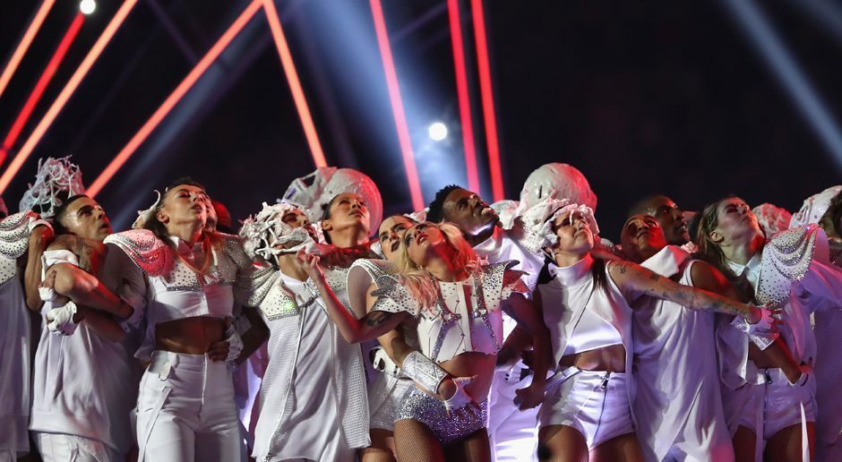 
                <strong>Super Bowl 2017: Die Halftime-Show von Lady Gaga</strong><br>
                Schließlich bekam die Lady Unterstützung von einer Reihe Background-Tänzern.
              