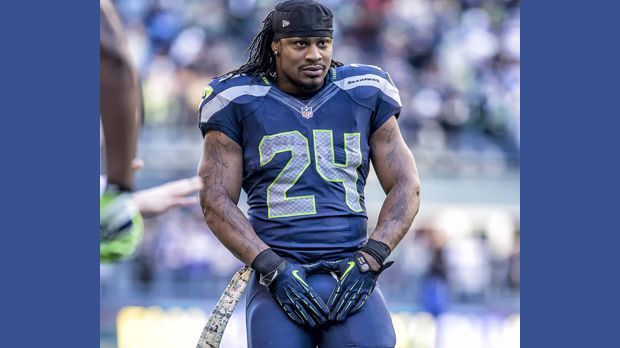 
                <strong>Marshaw Lynch</strong><br>
                Running Back Marshaw Lynch von den Seattle Seahawks ist ein wilder Bursche. Touchdowns feierte er gerne mit einem beherzten Griff in den Schritt. Der NFL gefiel das nicht, gegen Lynch wurden Geldstrafen verhängt. Deshalb verzichtet Lynch in letzter Zeit auf seine "Signature Celebration".
              