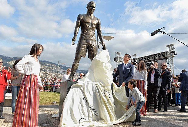 
                <strong>Cristiano Ronaldo Statue</strong><br>
                Die 2.40m hohe Statue wird eigens von Ronaldo vor vielen Zuschauern und in Begleitung eines TV-Teams enthüllt.
              