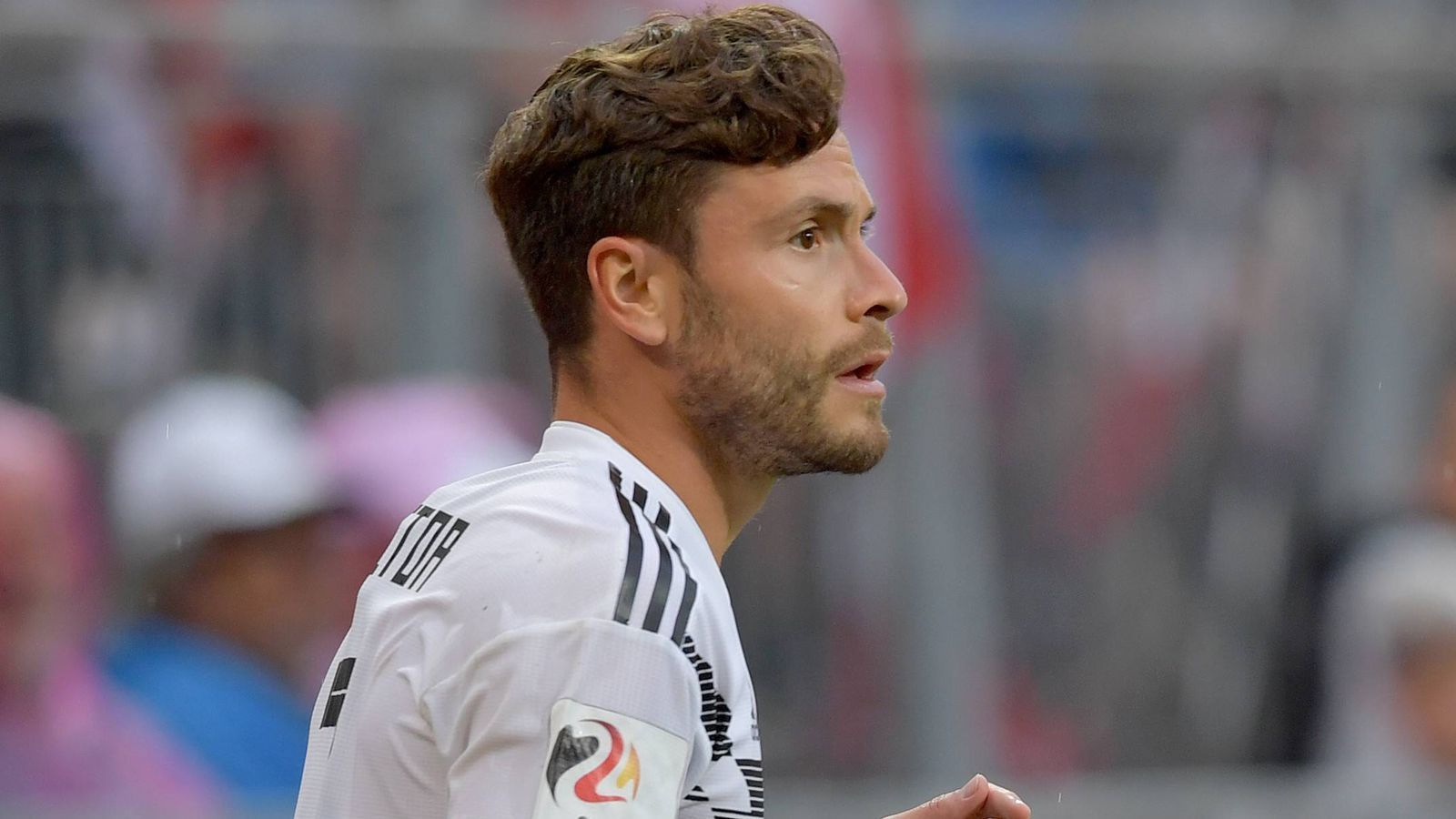 
                <strong>Jonas Hector</strong><br>
                Hat mit einem unnötigen Ballverlust einen schlechten Start in das Spiel. Hector stabilisiert sich dann zwar, kommt aber bei dem Gegentreffer zum 1:1 gegen den Torschützen Hinteregger zu spät. Auch beim zweiten Gegentor ist sein Stellungsspiel nicht gut. ran-Note: 5
              