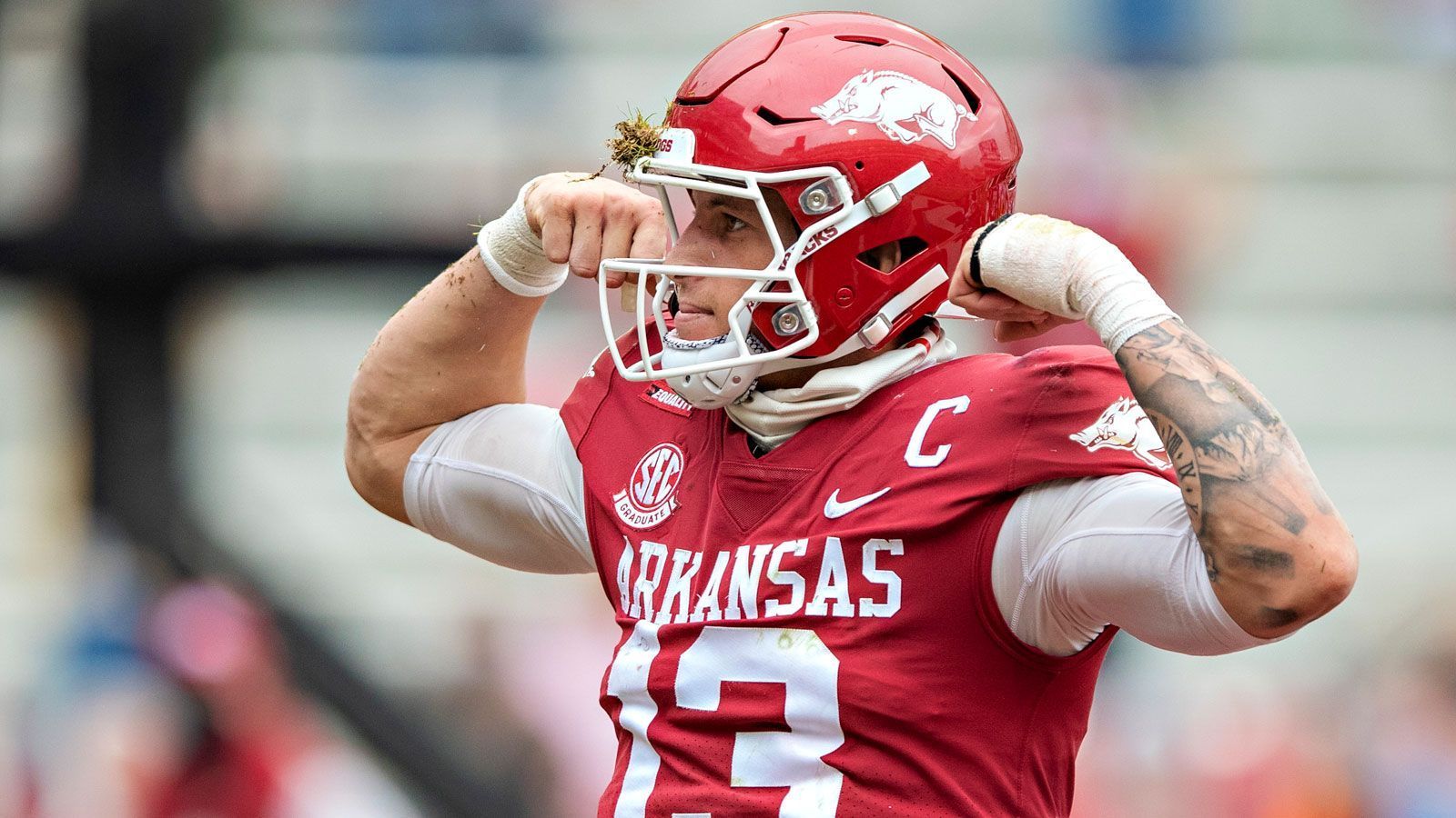 
                <strong>Feleipe Franks (Arkansas Razorbacks / National Team)</strong><br>
                Auf der anderen Seite warf Quarterback Feleipe Frank den entscheidenden Touchdown-Pass, der dem National Team zur zwischenzeitlichen 27:16-Führung verhalf. Insgesamt brachte er neun seiner 16 Pass-Versuche an den Mann. Generell hat Franks in der Woche starke Fortschritte gemacht: "Ihr habt einen Quarterback gesehen, der immer bessere Entscheidungen trifft", sagte NFL-Analyst Bucky Brooks.
              