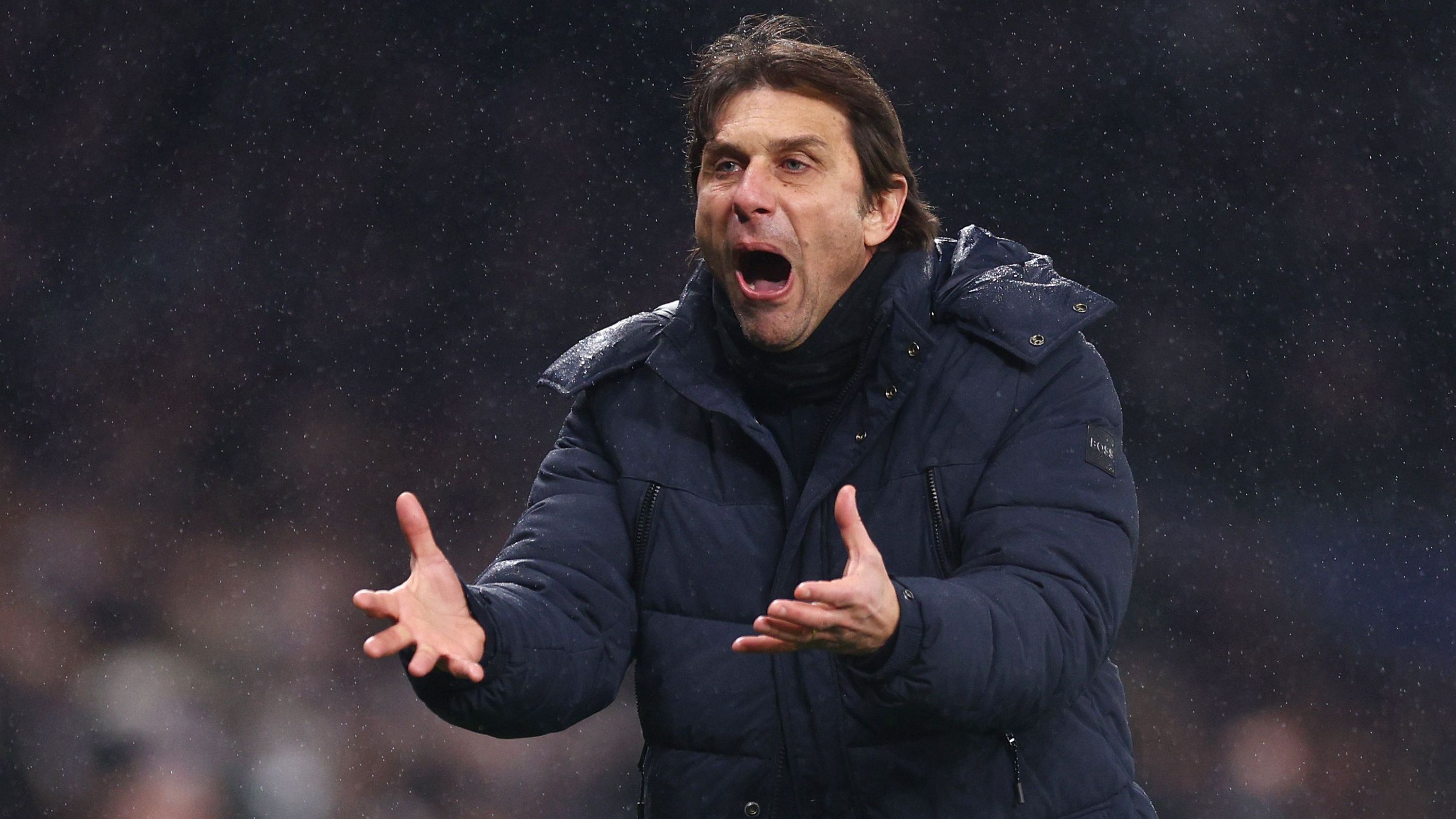 <strong>Antonio Conte (vereinslos)</strong><br>Vor einem Jahr wurde Antonio Conte bei Tottenham Hotspur gefeuert, seitdem ist er auf der Suche nach einem neuen Job. Zuletzt soll er sich laut "Calciomercato" selbst als möglicher Bayern-Trainer ins Gespräch gebracht haben. Der Kader passe perfekt zu seiner Philosophie. Italienische Medien bringen den 54-Jährigen eher mit dem AC Mailand und dem SSC Neapel in Verbindung. Auch eine Rückkehr in die Premier League, wo er mit Chelsea Meister wurde, ist möglich.