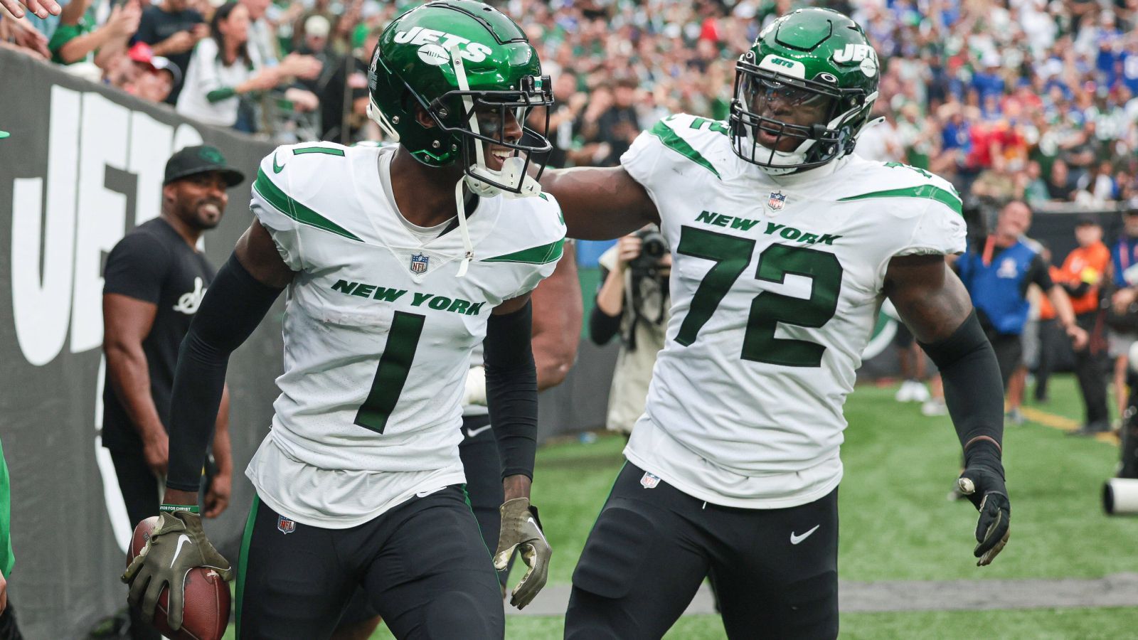 
                <strong>Gewinner: Ahmad "Sauce" Gardner (New York Jets)</strong><br>
                Wir bleiben in der AFC East, wechseln aber die Seite des Balles und landen bei den New York Jets und Cornerback Ahmad "Sauce" Gardner. Vor dem Spiel gegen die Buffalo Bills wurde viel über das Matchup der Rookie-Sensation mit Stefon Diggs gesprochen. Nachdem er im allerersten Play des Spiels von Diggs regelrecht getoastet wurde, zog er danach die Schraubzwingen zu. Nicht nur fing er einen Ball von Josh Allen ab, er verteidigte auch gegen Gabriel Davis den letzten spielentscheidenden Ball. So zurückzukommen zeugt nicht nur von unglaublich hoher Qualität, sondern auch von der Mentalität, die man in der NFL braucht.
              