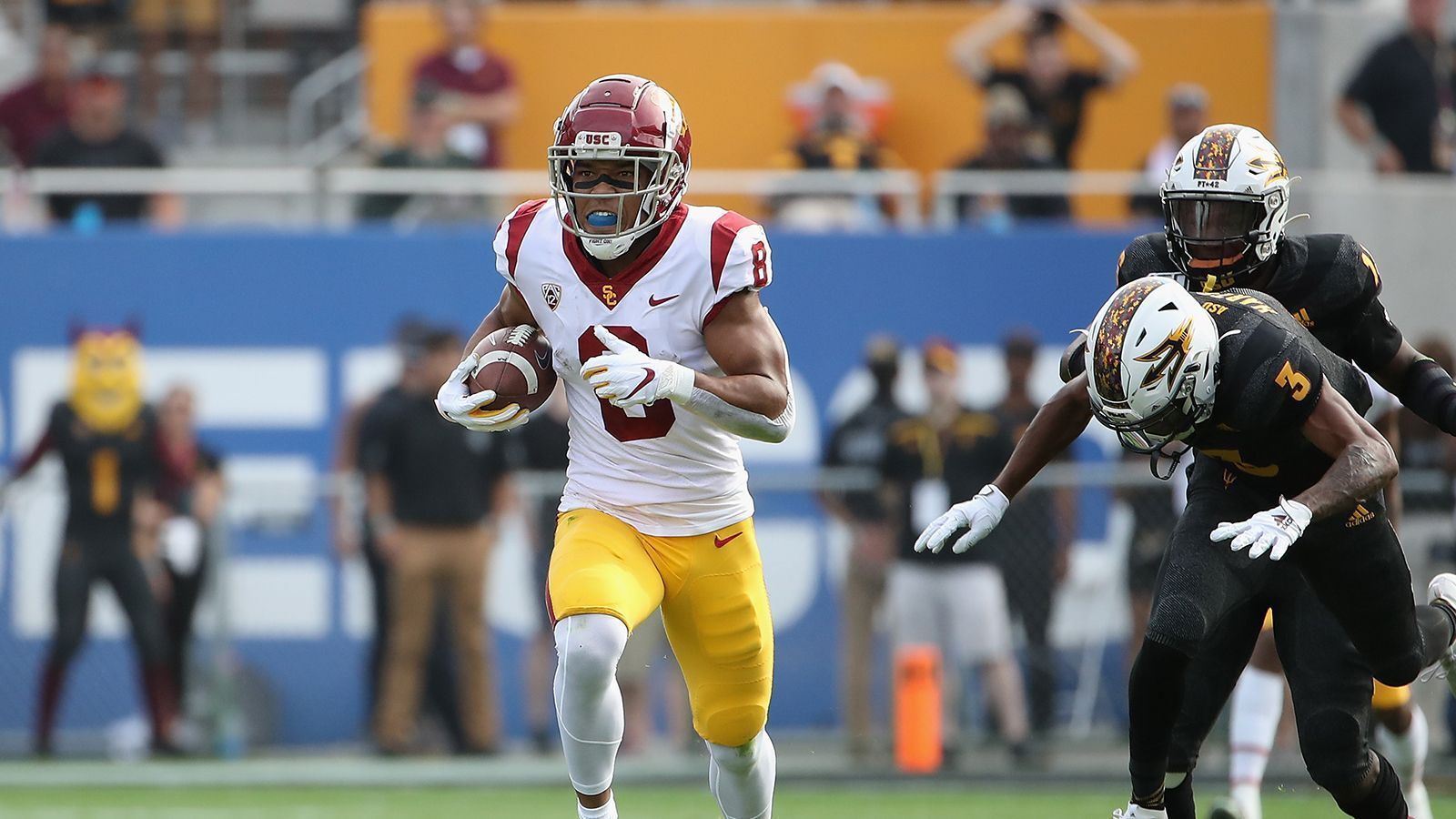 
                <strong>Amon-Ra St.Brown, Wide Receiver, USC</strong><br>
                Der Bruder von Equanimeous St. Brown sorgte schon in seinem Freshman-Jahr für Aufsehen, in dem er 60 gefangene Pässe in 750 Yards ummünzte. Für den Passempfänger mit deutschen Wurzeln geht es kommende Spielzeit in die dritte College-Saison und er hat bereits 1.792 Receiving Yards auf dem Konto. Reporter in Amerika berichten, dass Amon-Ra St.Brown oftmals nach dem Training noch auf dem Spielfeld bleibt, um an seiner Technik zu feilen. 
              