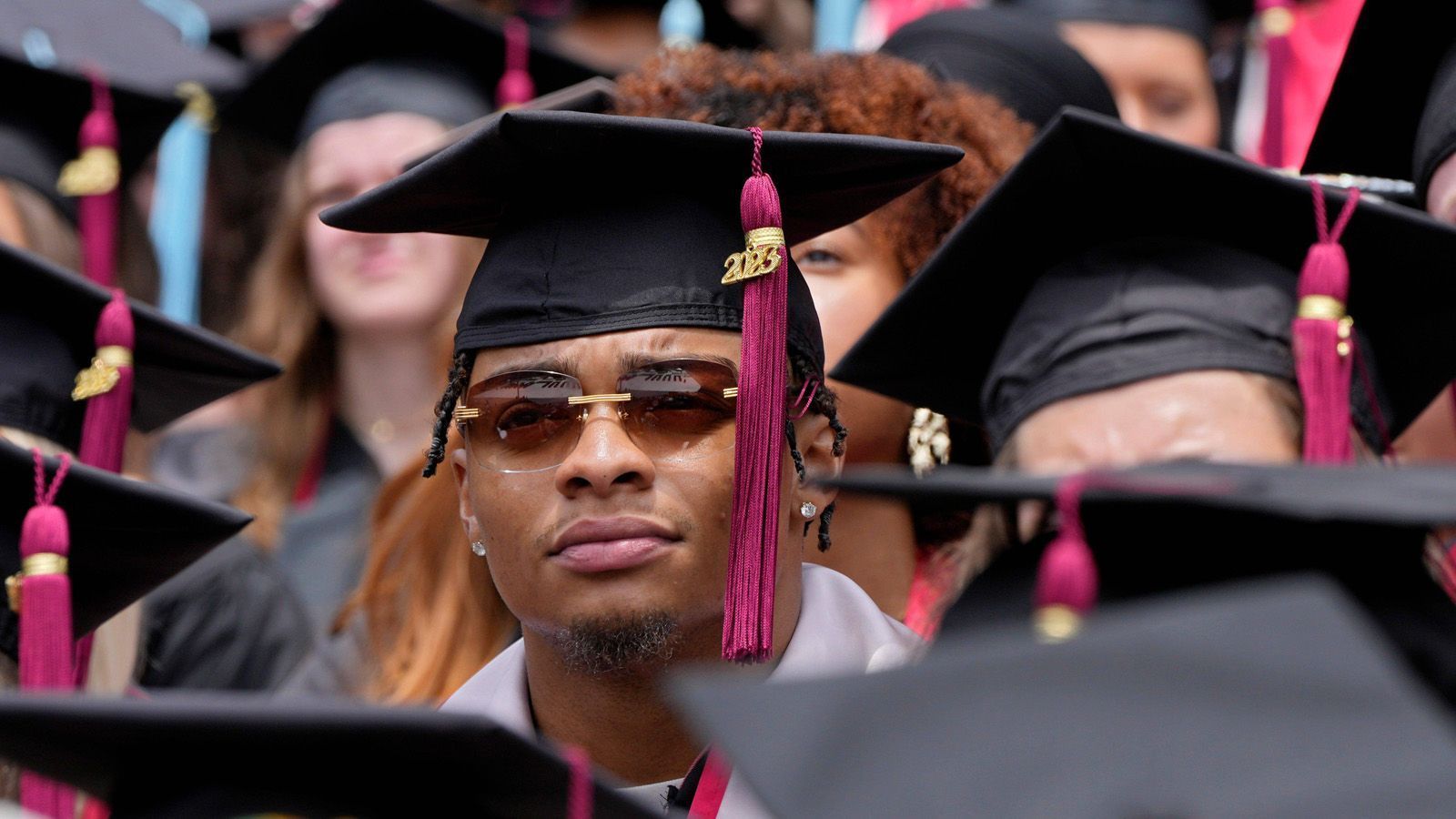 
                <strong>Justin Fields (Chicago Bears)</strong><br>
                &#x2022; <strong>Ohio State University</strong>: Finanzdienstleistungen für Verbraucher und Familien (Bachelor)<br>
              