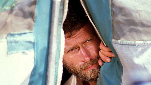 
                <strong>Paul Breitner</strong><br>
                Elf Jahre später kehrte Breitner dann nochmals auf die Leinwand zurück. Im Abenteuerfilm "Kunyonga - Mord in Afrika" spielte der Weltmeister von 1974 den Anwalt Bäsgen. Hier lugt Breitner in einer Drehpause aus einem Zelt.
              